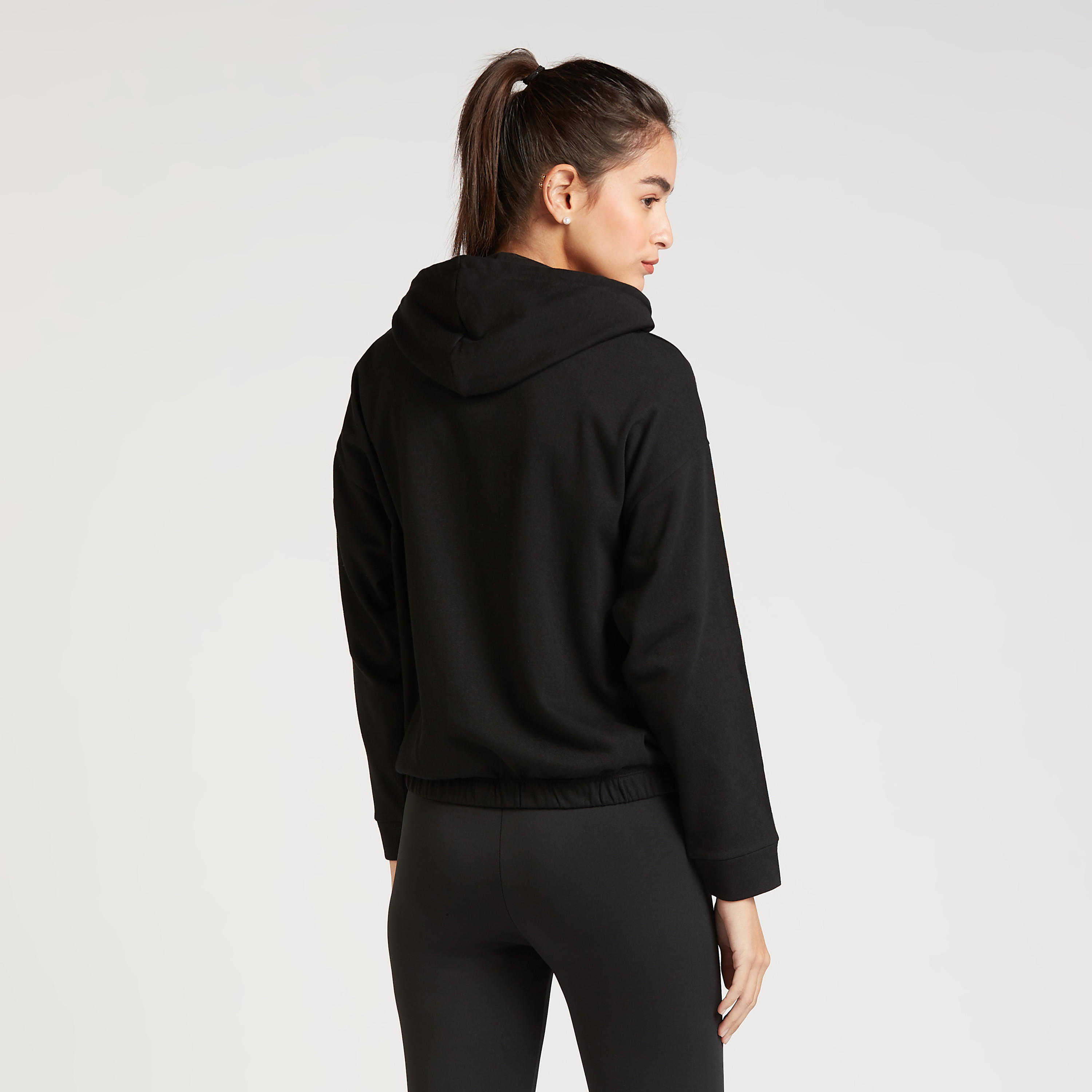 هودي مستدام بأكمام بتفاصيل شريطة بطبعات من إكسبو 2020-women-winterwear-hoodiesandsweatshirts-hoodies-image-4