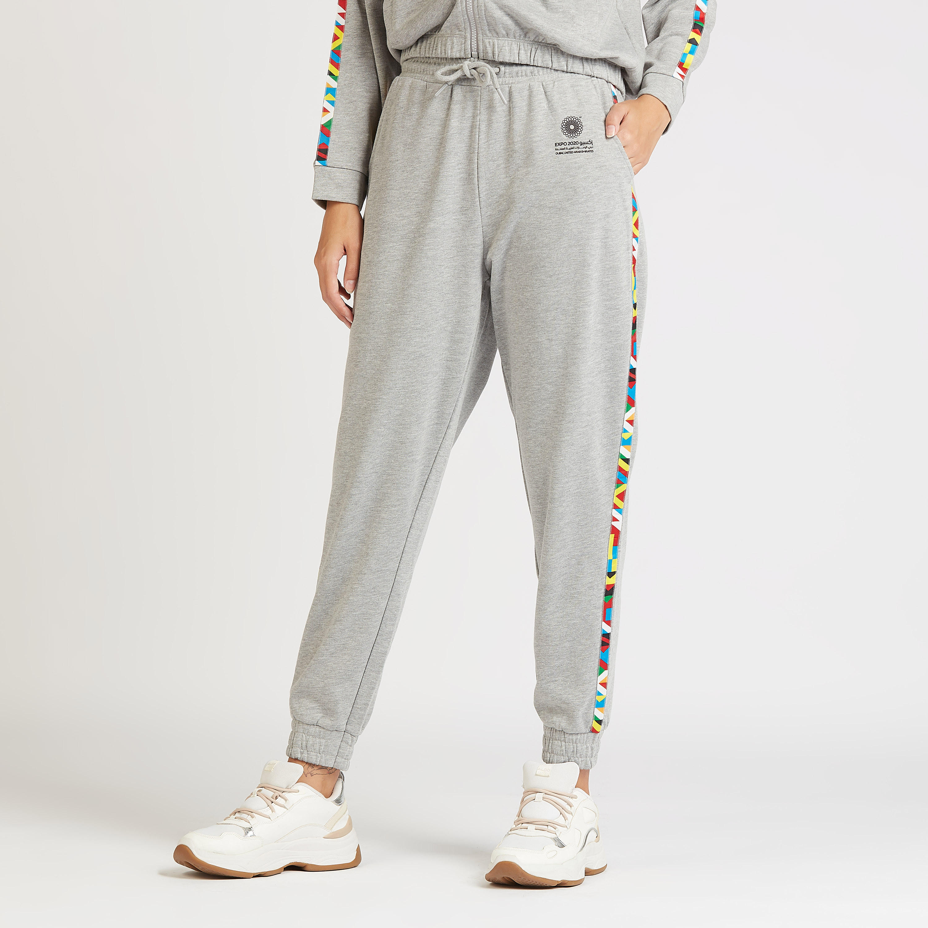 بنطلون رياضي بارز الملمس بخصر مرتفع بتفاصيل شريط بطبعات من إكسبو 2020-women-clothing-bottoms-joggers-image-1