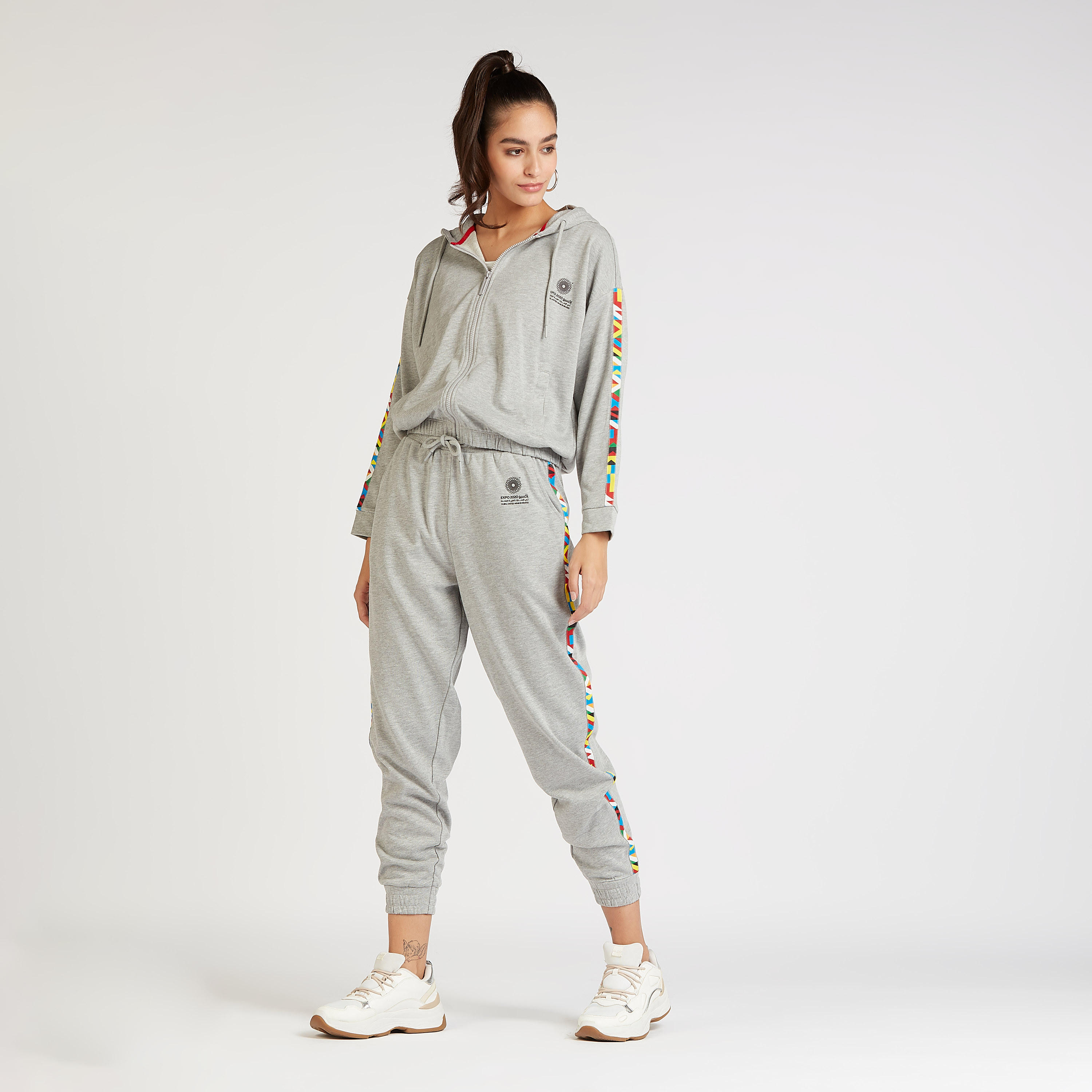 بنطلون رياضي بارز الملمس بخصر مرتفع بتفاصيل شريط بطبعات من إكسبو 2020-women-clothing-bottoms-joggers-image-2