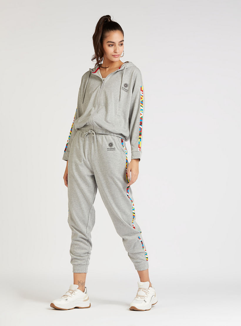 بنطلون رياضي بارز الملمس بخصر مرتفع بتفاصيل شريط بطبعات من إكسبو 2020-women-clothing-bottoms-joggers-image-2