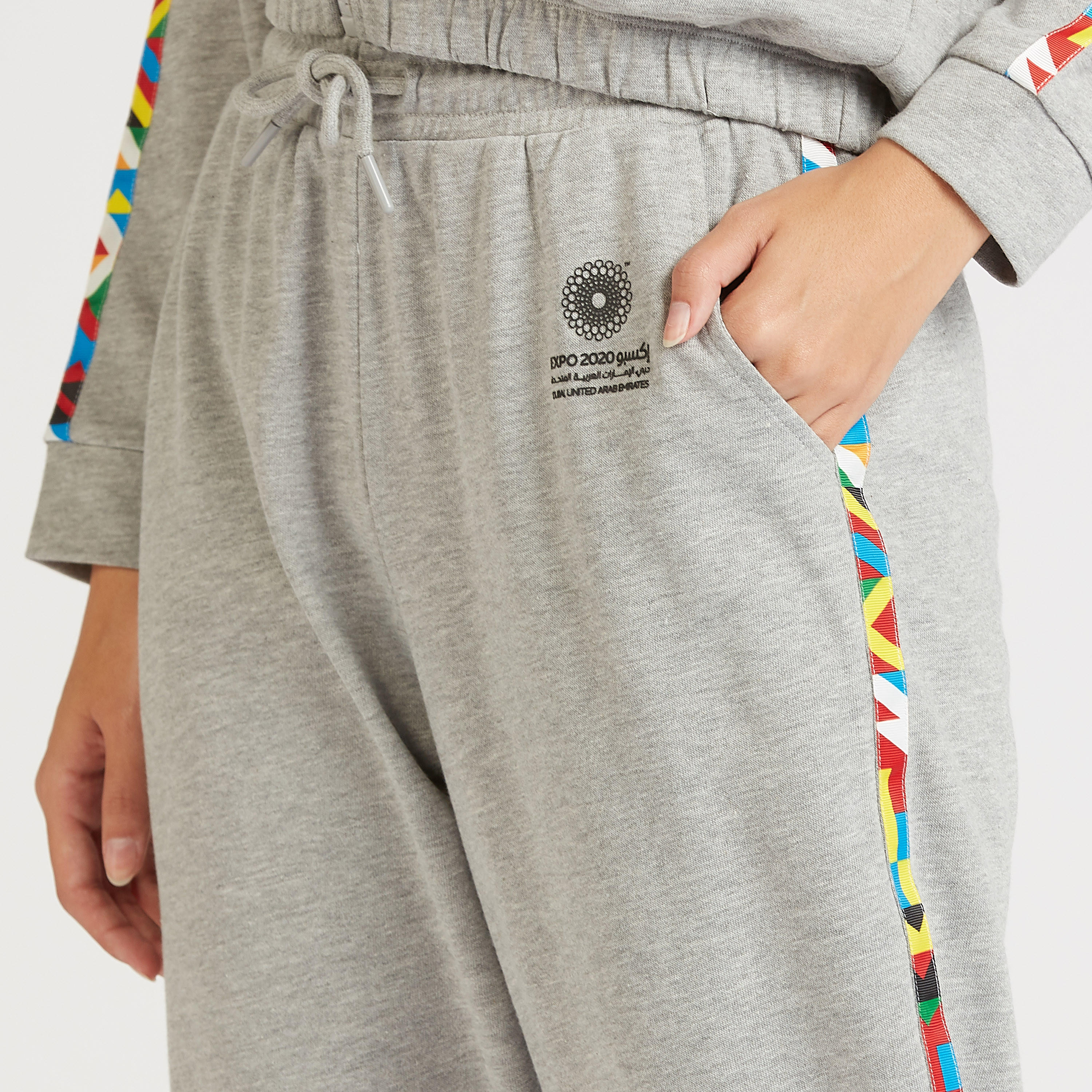 بنطلون رياضي بارز الملمس بخصر مرتفع بتفاصيل شريط بطبعات من إكسبو 2020-women-clothing-bottoms-joggers-image-3