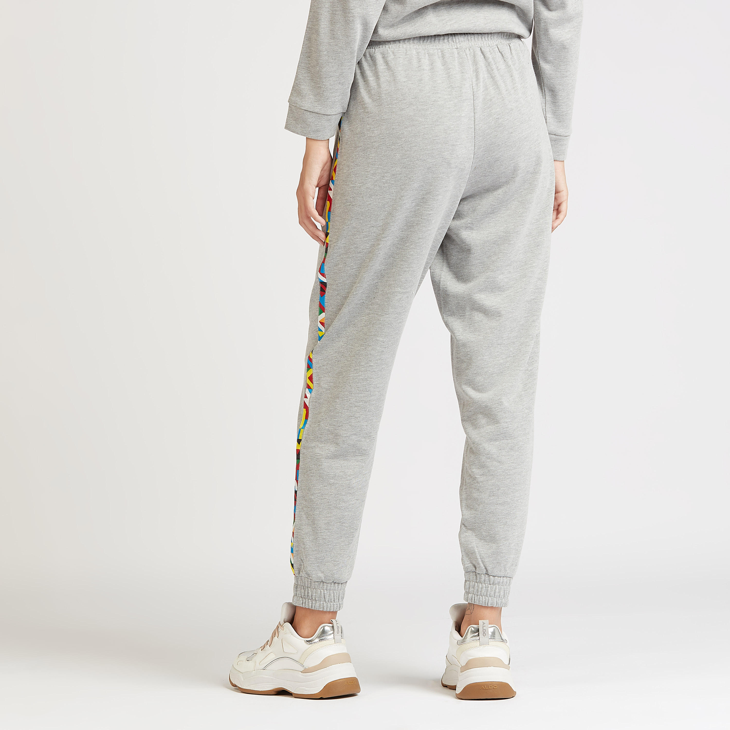 بنطلون رياضي بارز الملمس بخصر مرتفع بتفاصيل شريط بطبعات من إكسبو 2020-women-clothing-bottoms-joggers-image-4