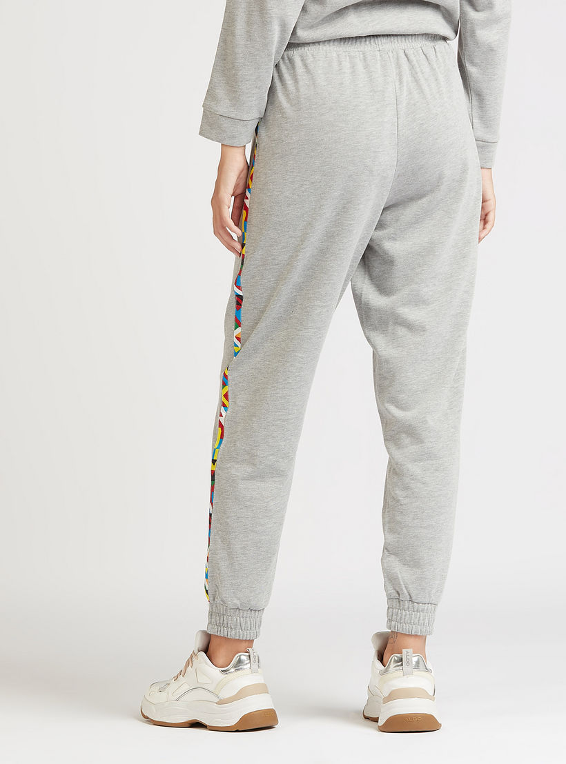 بنطلون رياضي بارز الملمس بخصر مرتفع بتفاصيل شريط بطبعات من إكسبو 2020-women-clothing-bottoms-joggers-image-4