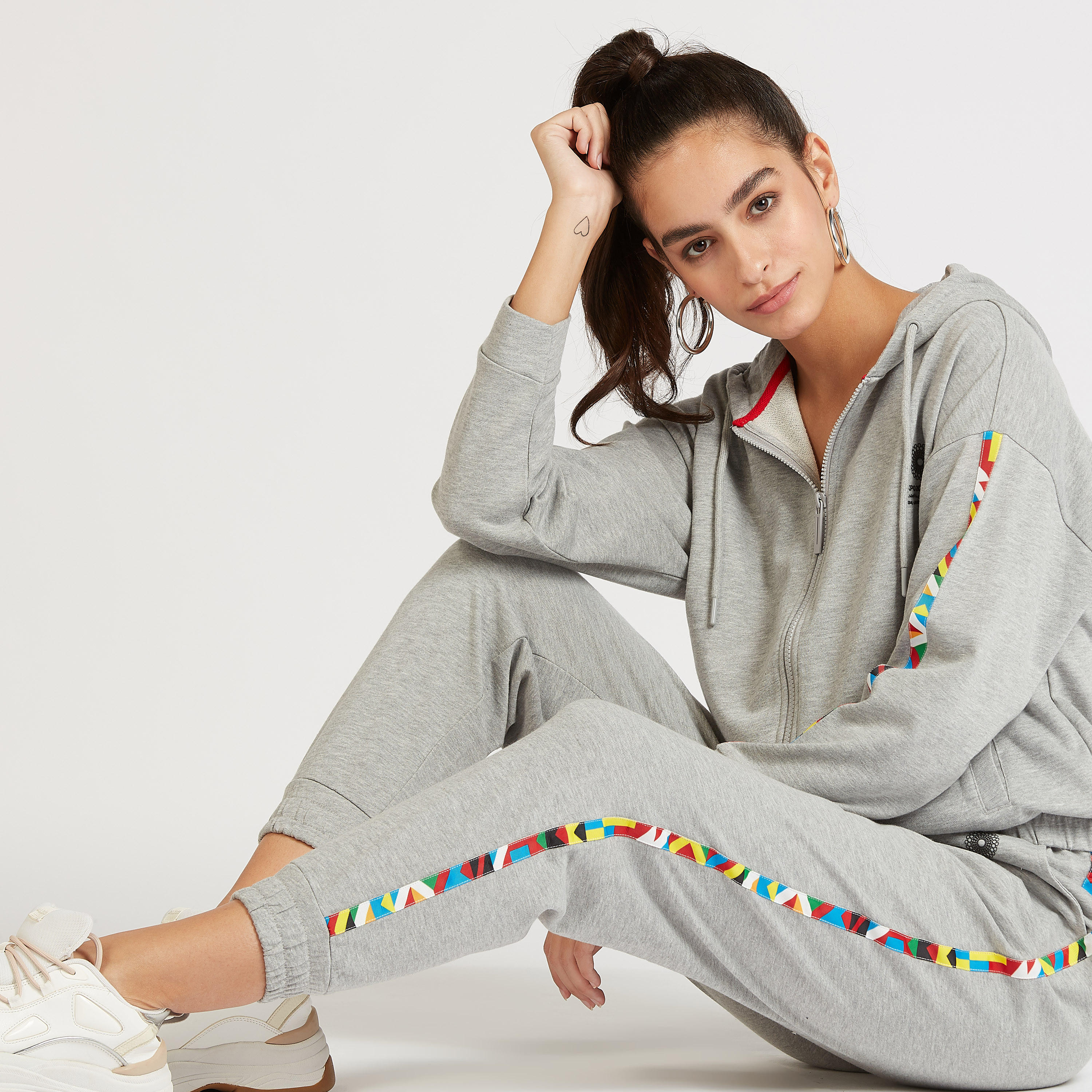 بنطلون رياضي بارز الملمس بخصر مرتفع بتفاصيل شريط بطبعات من إكسبو 2020-women-clothing-bottoms-joggers-image-5