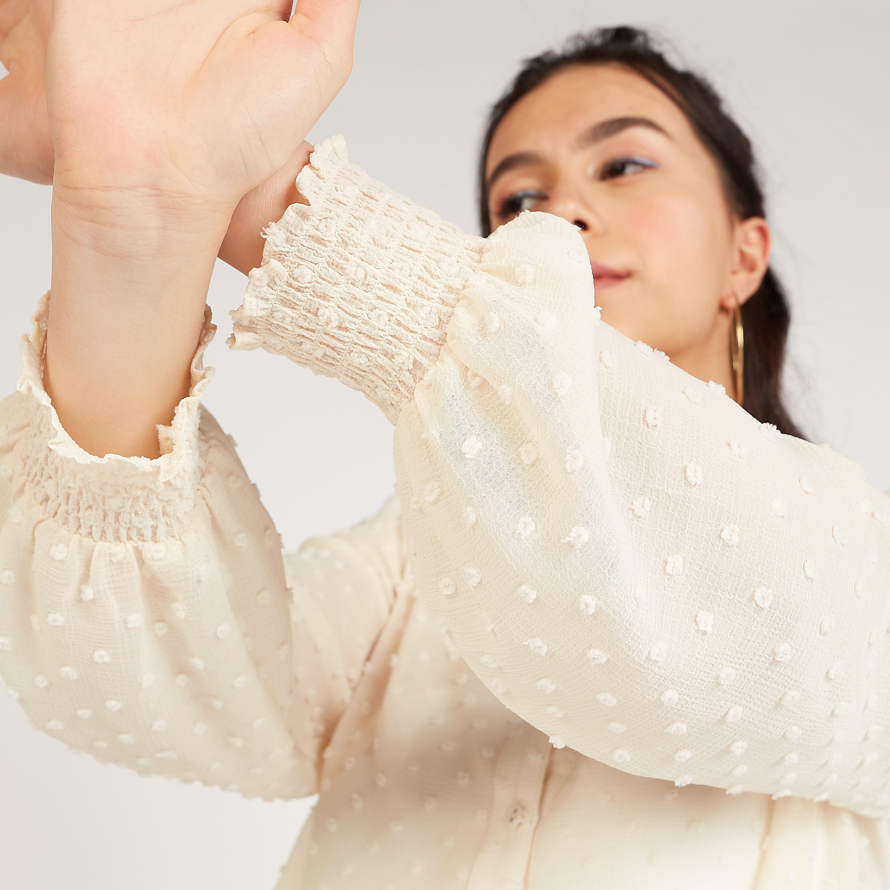 بلوزة مستدامة بارزة الملمس بياقة واسعة وأكمام بيشوب-women-clothing-shirtsandblouses-blouses-image-3