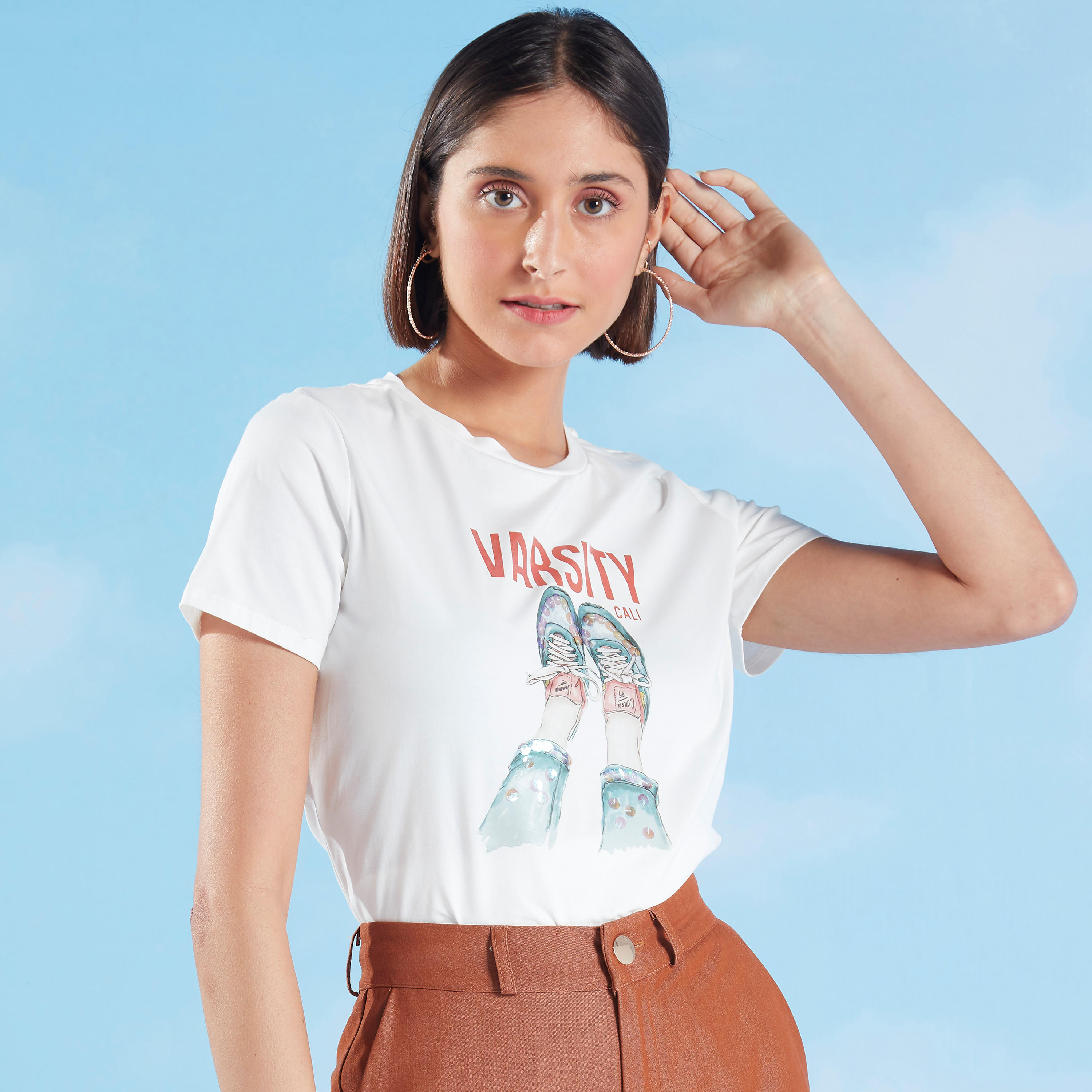 تيشيرت مستدام بياقة ضيقة وأكمام قصيرة وطبعات جرافيك-women-clothing-tshirts-image-1