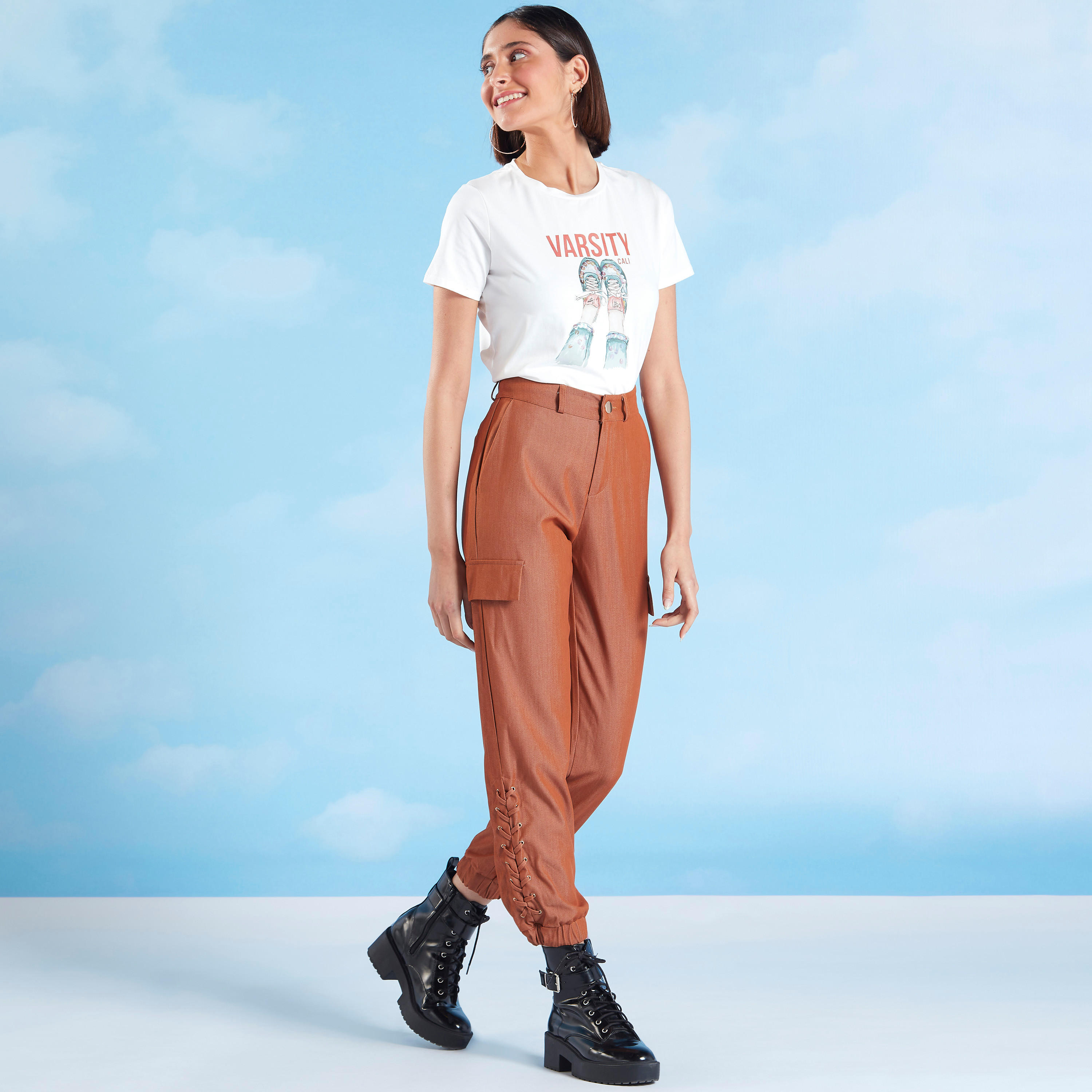 تيشيرت مستدام بياقة ضيقة وأكمام قصيرة وطبعات جرافيك-women-clothing-tshirts-image-2