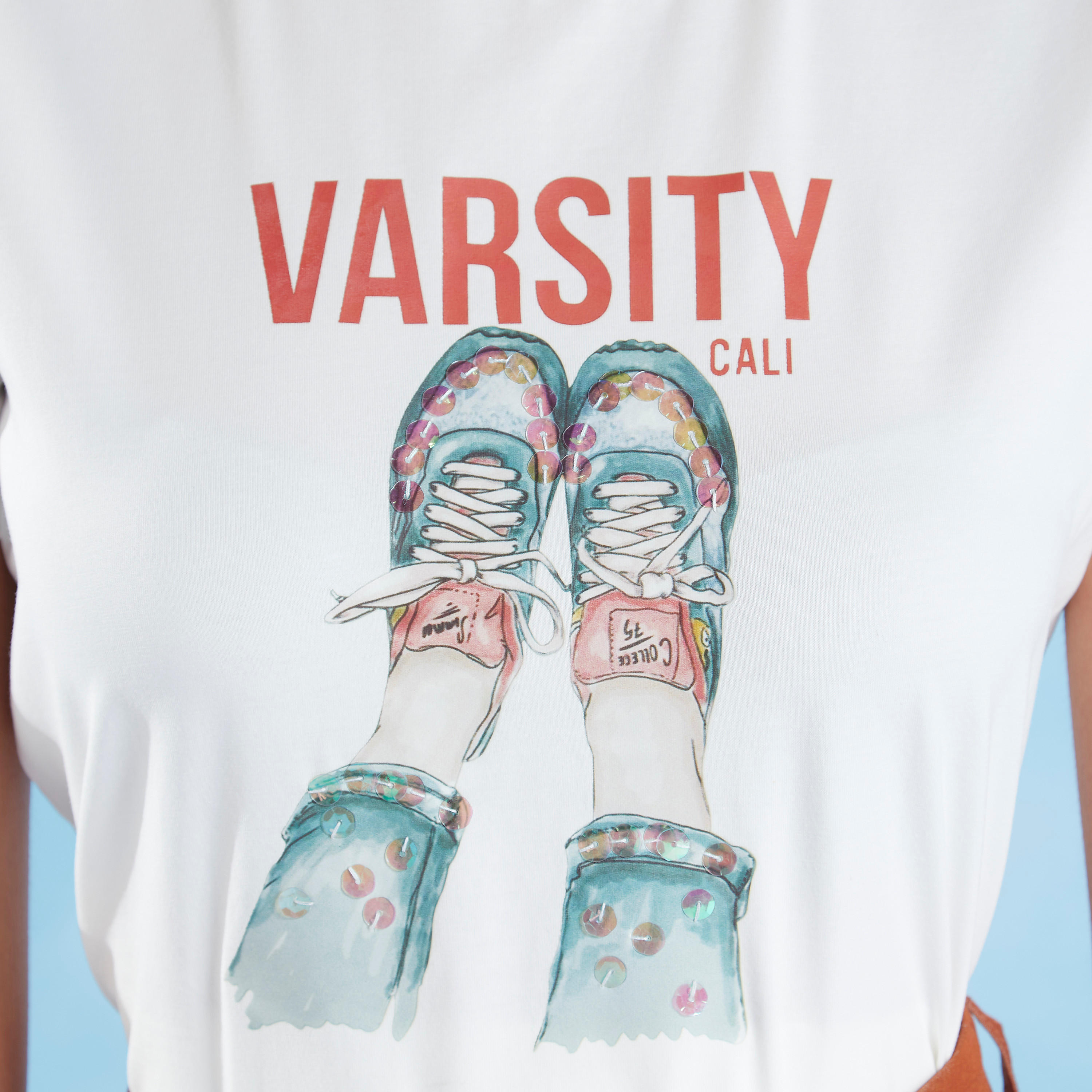تيشيرت مستدام بياقة ضيقة وأكمام قصيرة وطبعات جرافيك-women-clothing-tshirts-image-3