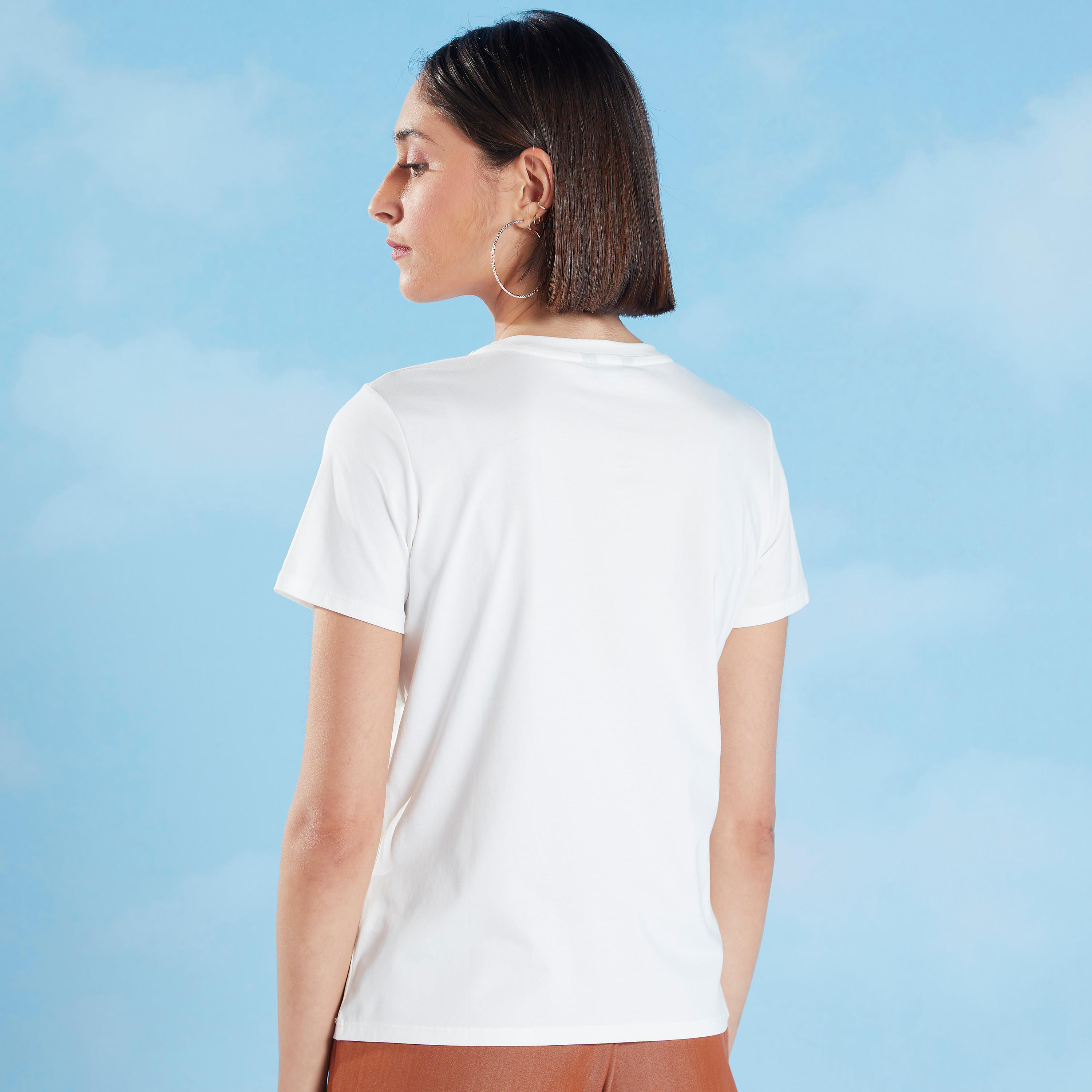 تيشيرت مستدام بياقة ضيقة وأكمام قصيرة وطبعات جرافيك-women-clothing-tshirts-image-4
