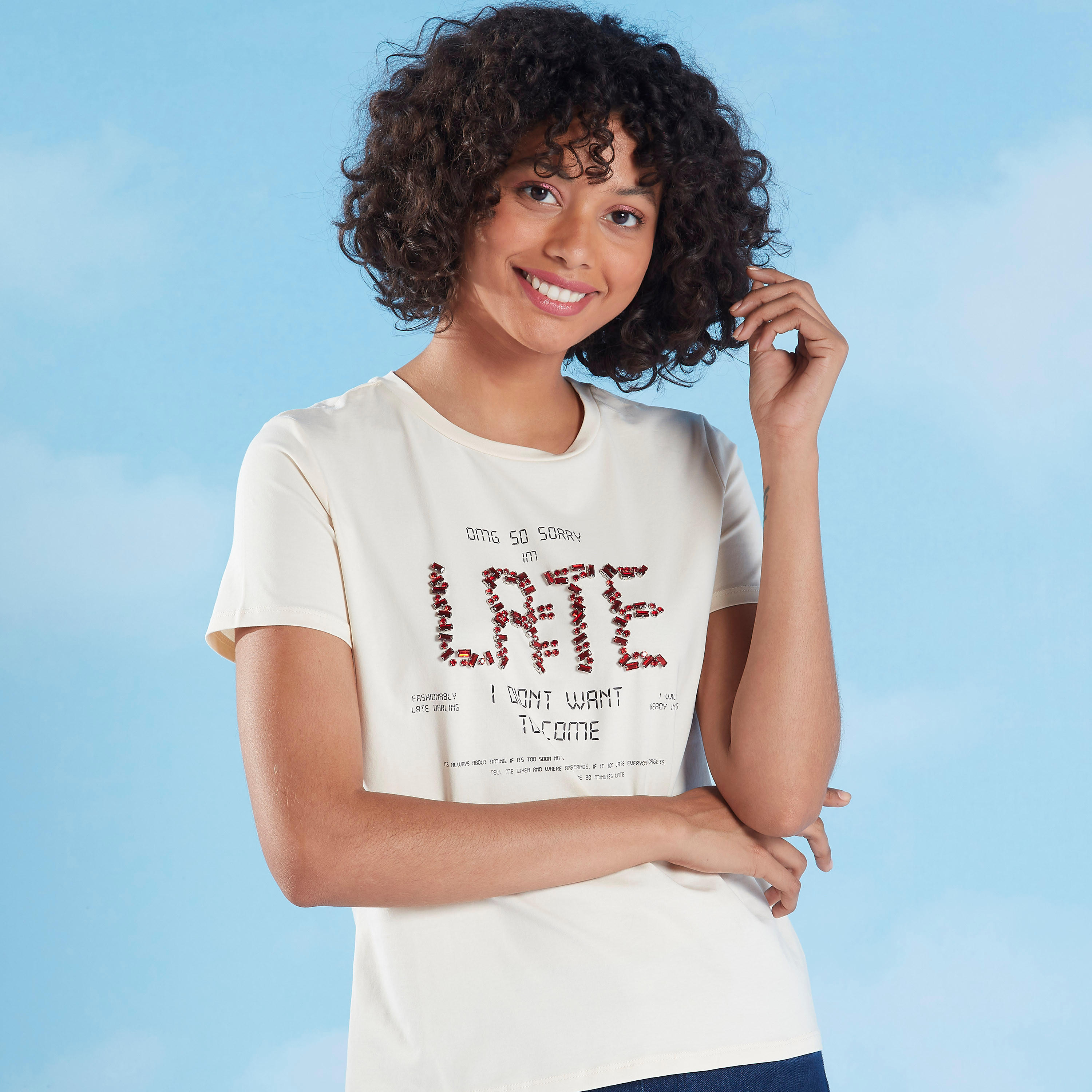 تيشيرت مستدام بياقة ضيّقة وتفاصيل مزيّنة-women-clothing-tshirts-image-1