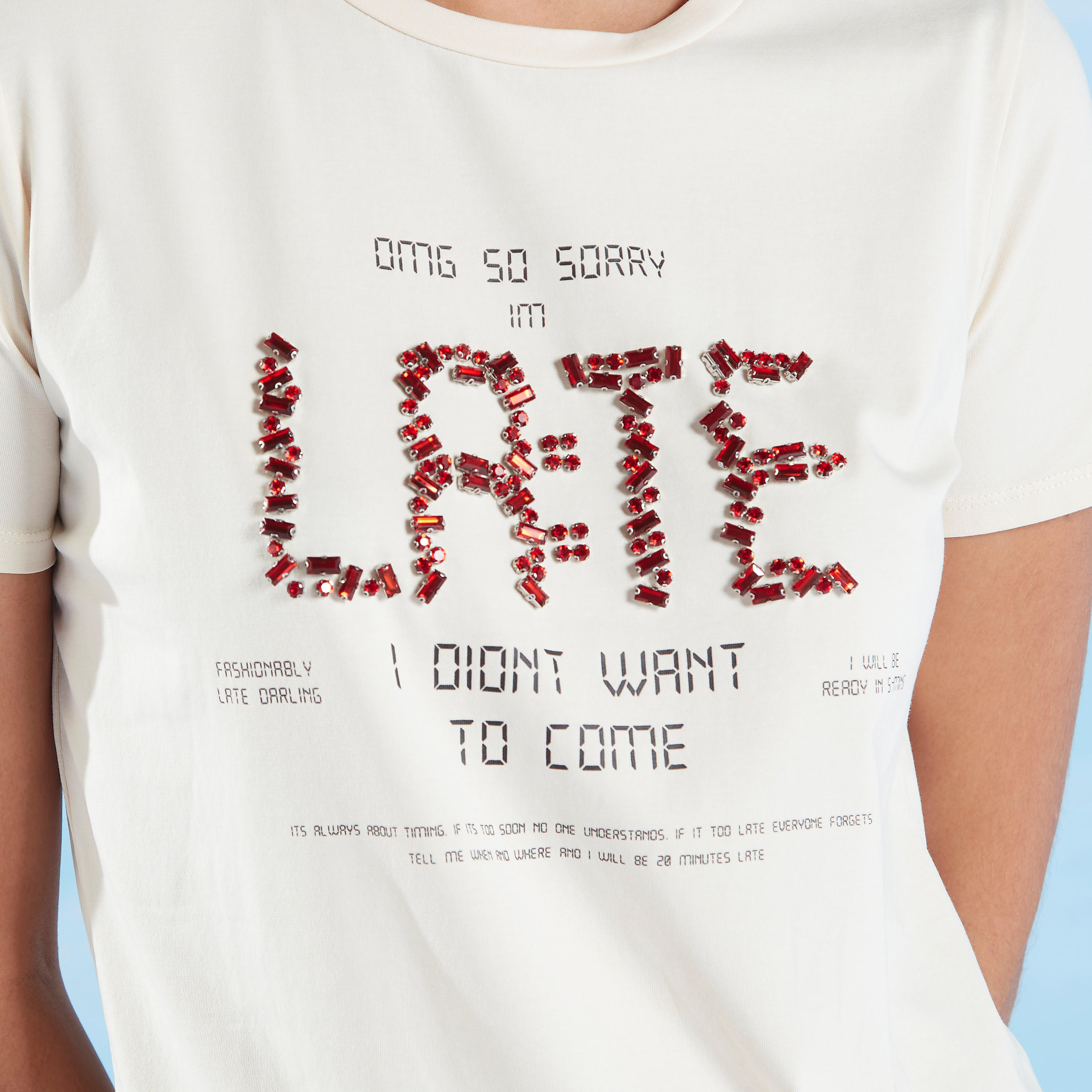 تيشيرت مستدام بياقة ضيّقة وتفاصيل مزيّنة-women-clothing-tshirts-image-3