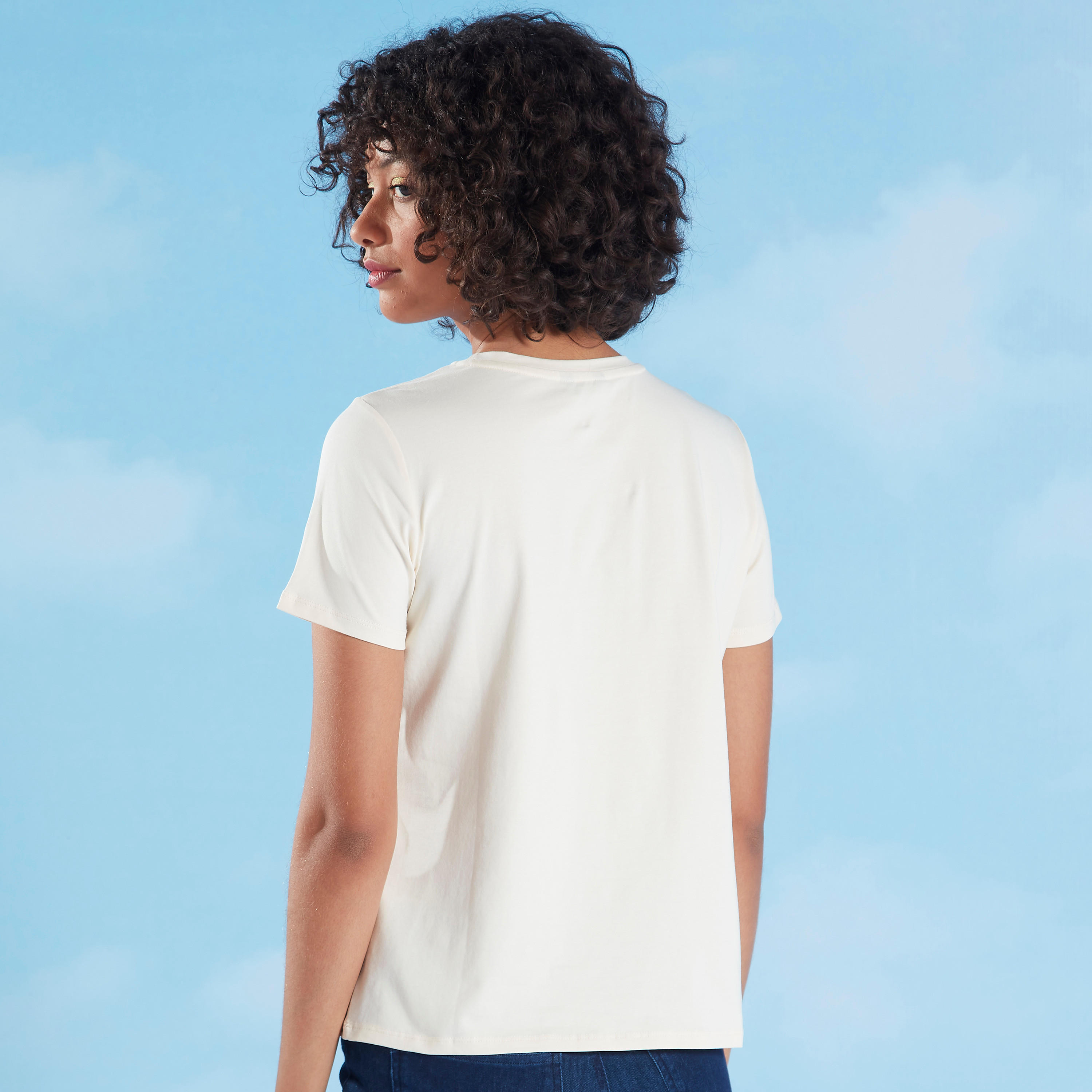 تيشيرت مستدام بياقة ضيّقة وتفاصيل مزيّنة-women-clothing-tshirts-image-4