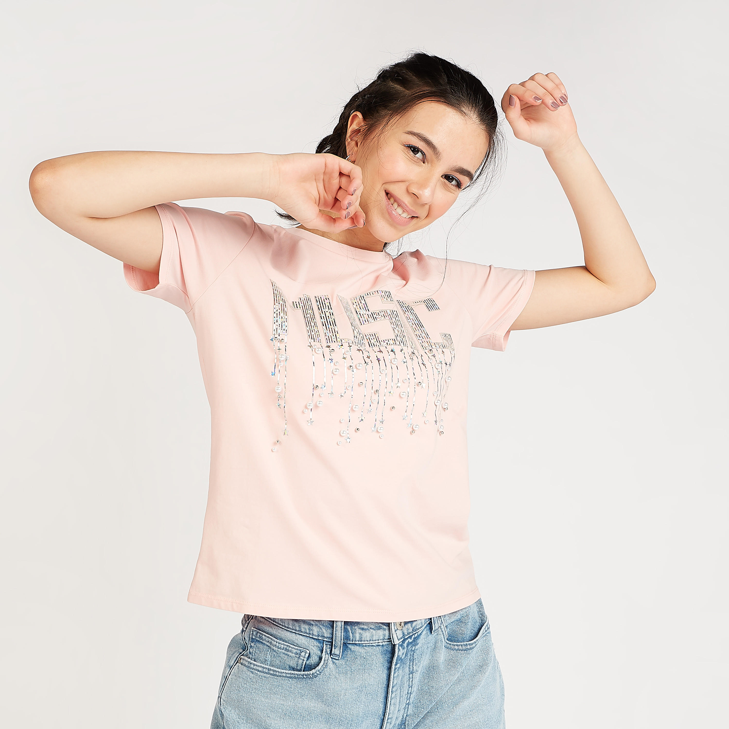تيشيرت مستدام بياقة ضيّقة وتفاصيل مزيّنة-women-clothing-tshirts-image-5
