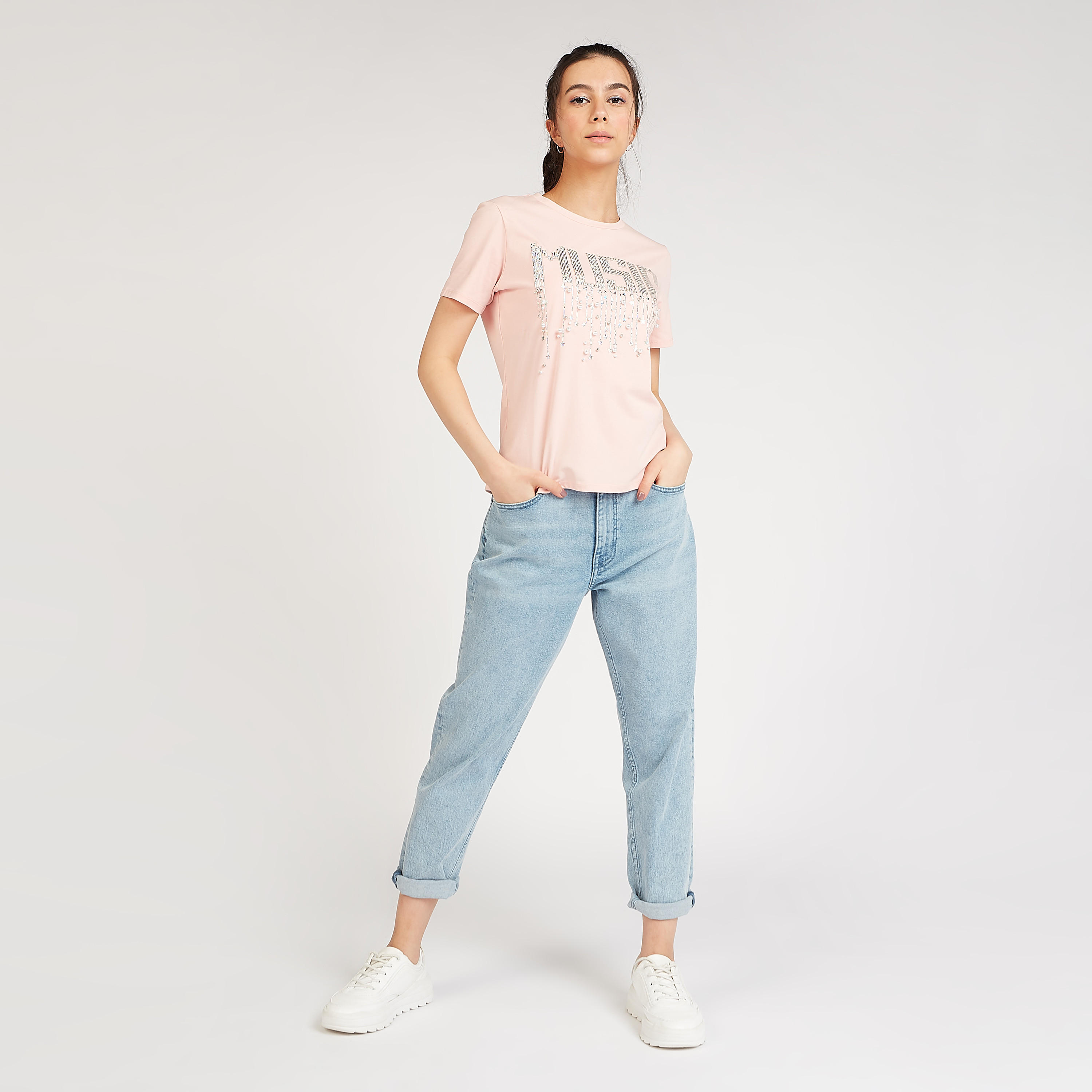 تيشيرت مستدام بياقة ضيّقة وتفاصيل مزيّنة-women-clothing-tshirts-image-4