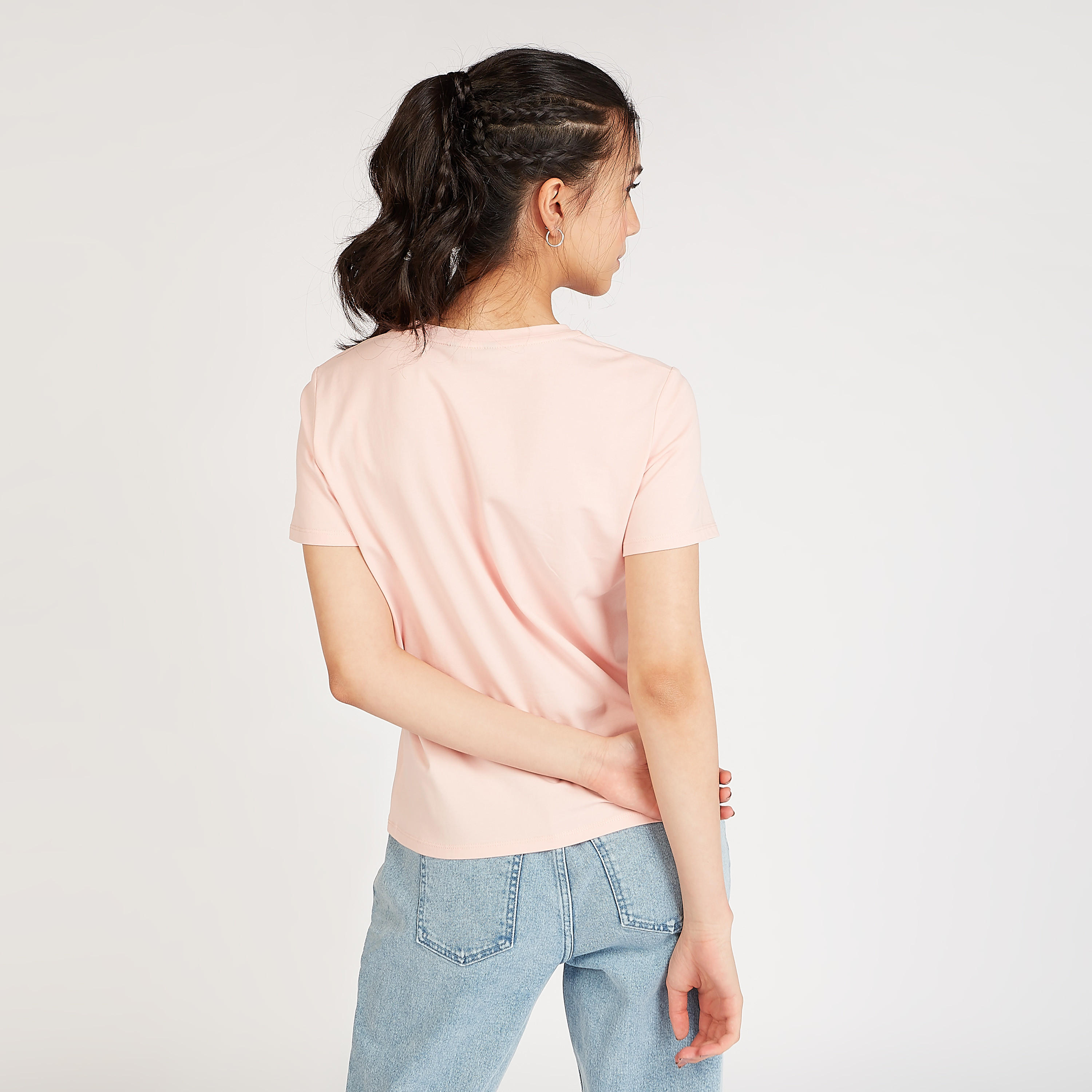 تيشيرت مستدام بياقة ضيّقة وتفاصيل مزيّنة-women-clothing-tshirts-image-2