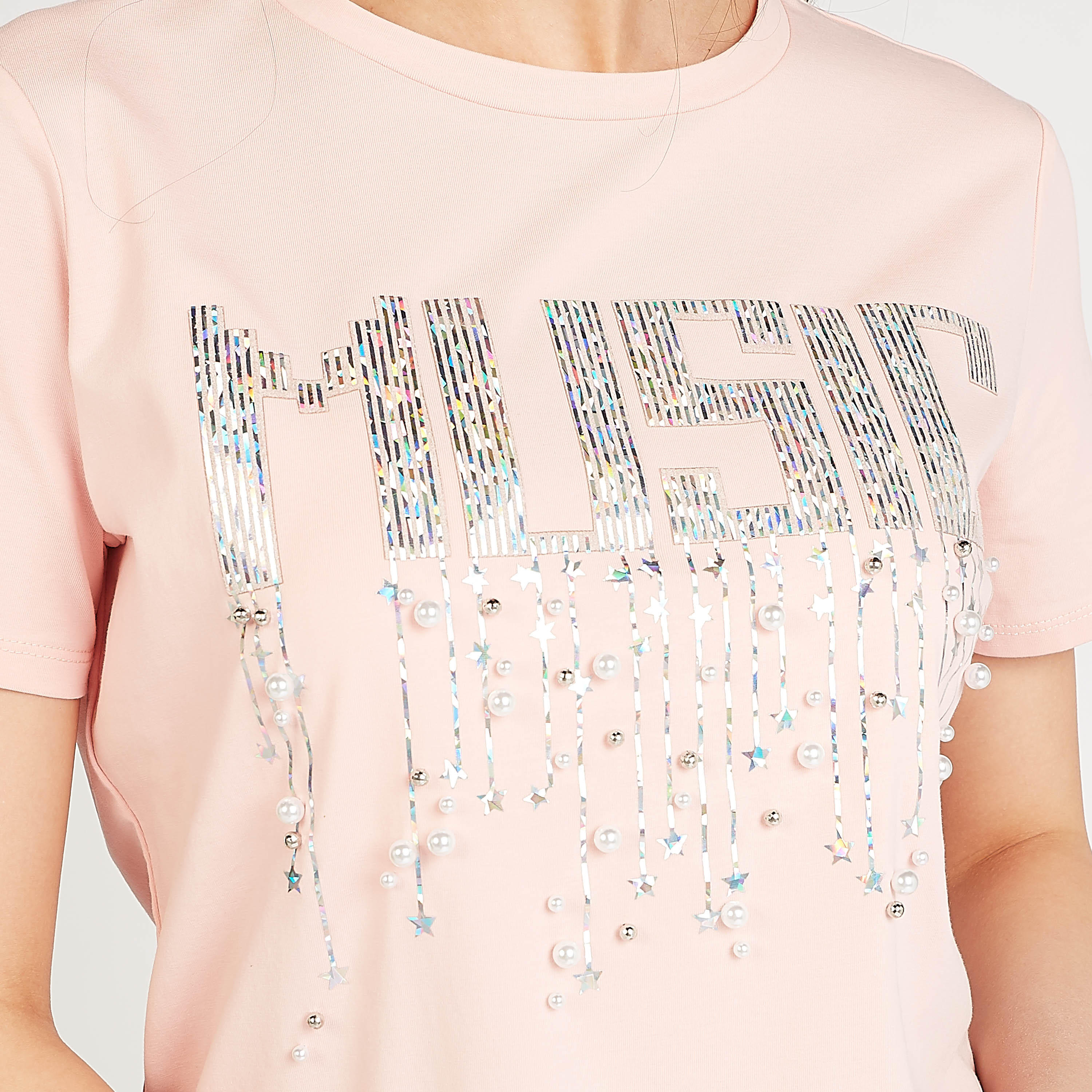 تيشيرت مستدام بياقة ضيّقة وتفاصيل مزيّنة-women-clothing-tshirts-image-1