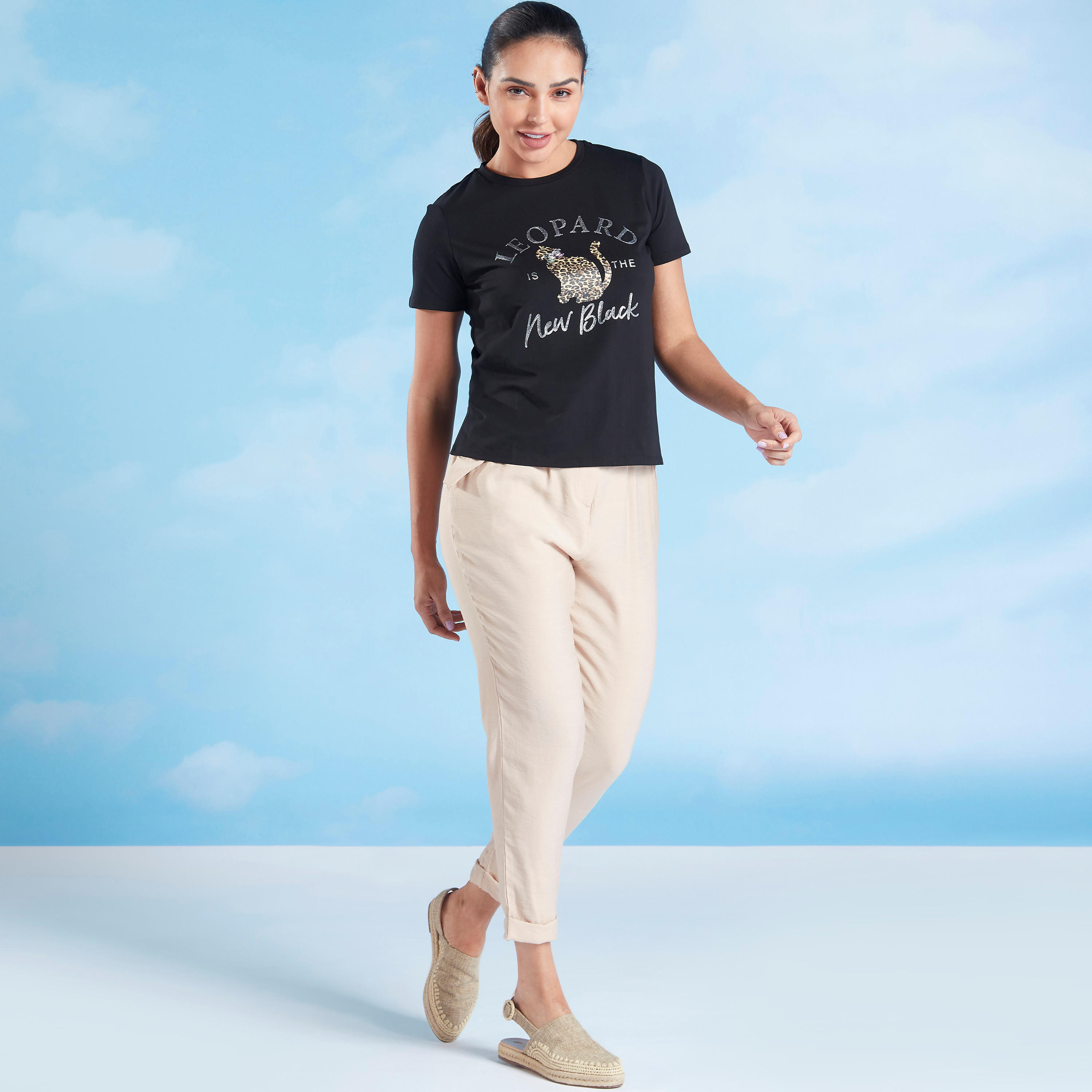 تيشيرت مستدام بياقة ضيّقة وتفاصيل مزيّنة-women-clothing-tshirts-image-2