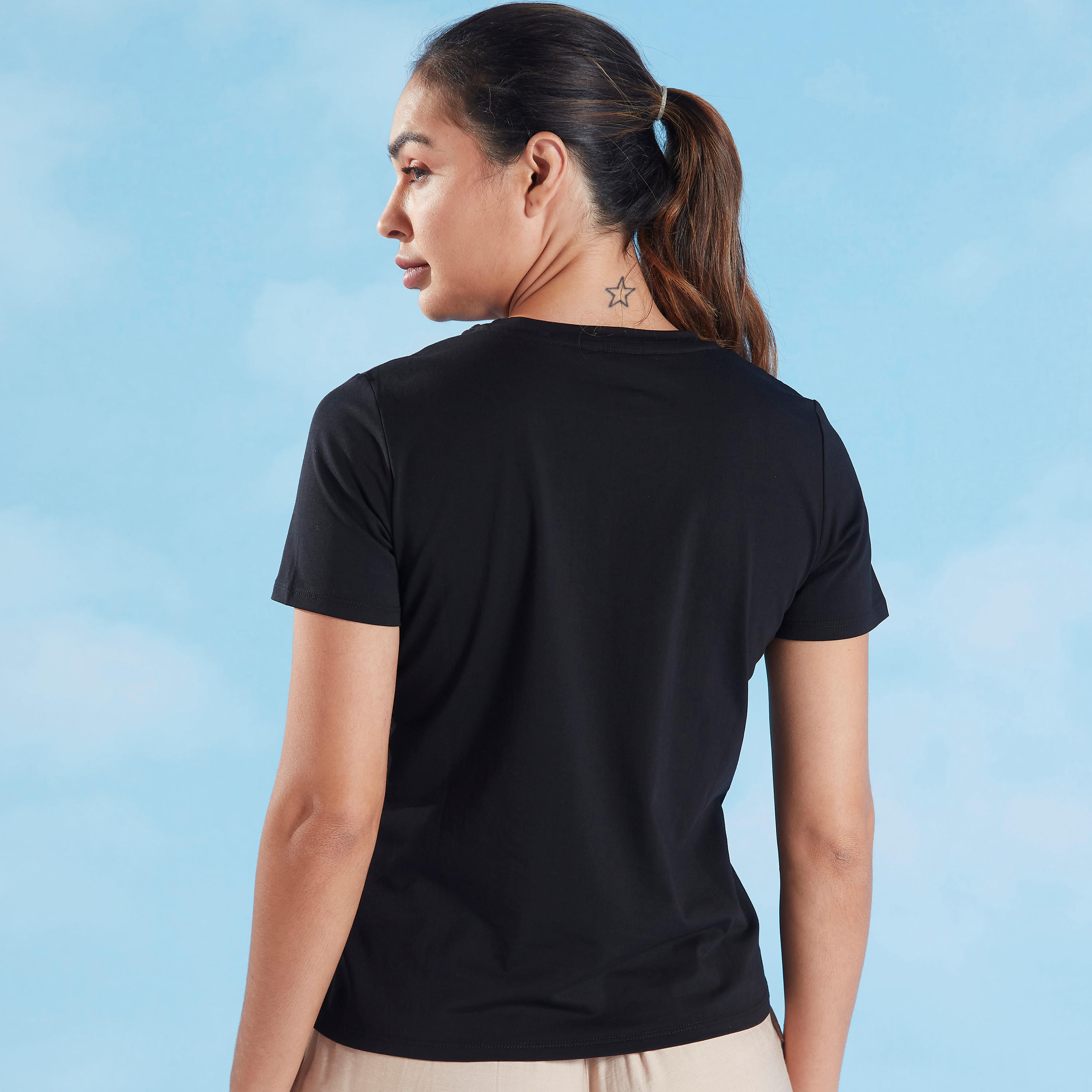 تيشيرت مستدام بياقة ضيّقة وتفاصيل مزيّنة-women-clothing-tshirts-image-4