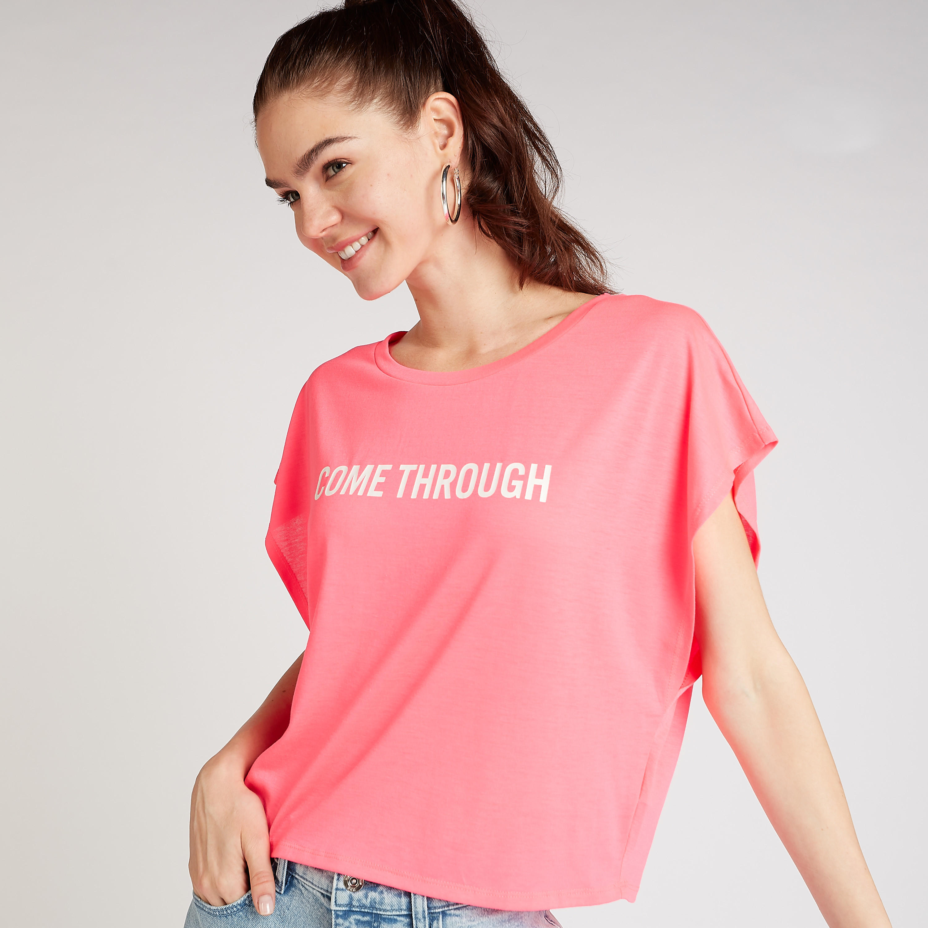 بلوزة قصيرة بياقة مستديرة وأكمام متصّلة وطبعات تيبوجرافيك-women-clothing-tshirts-image-1