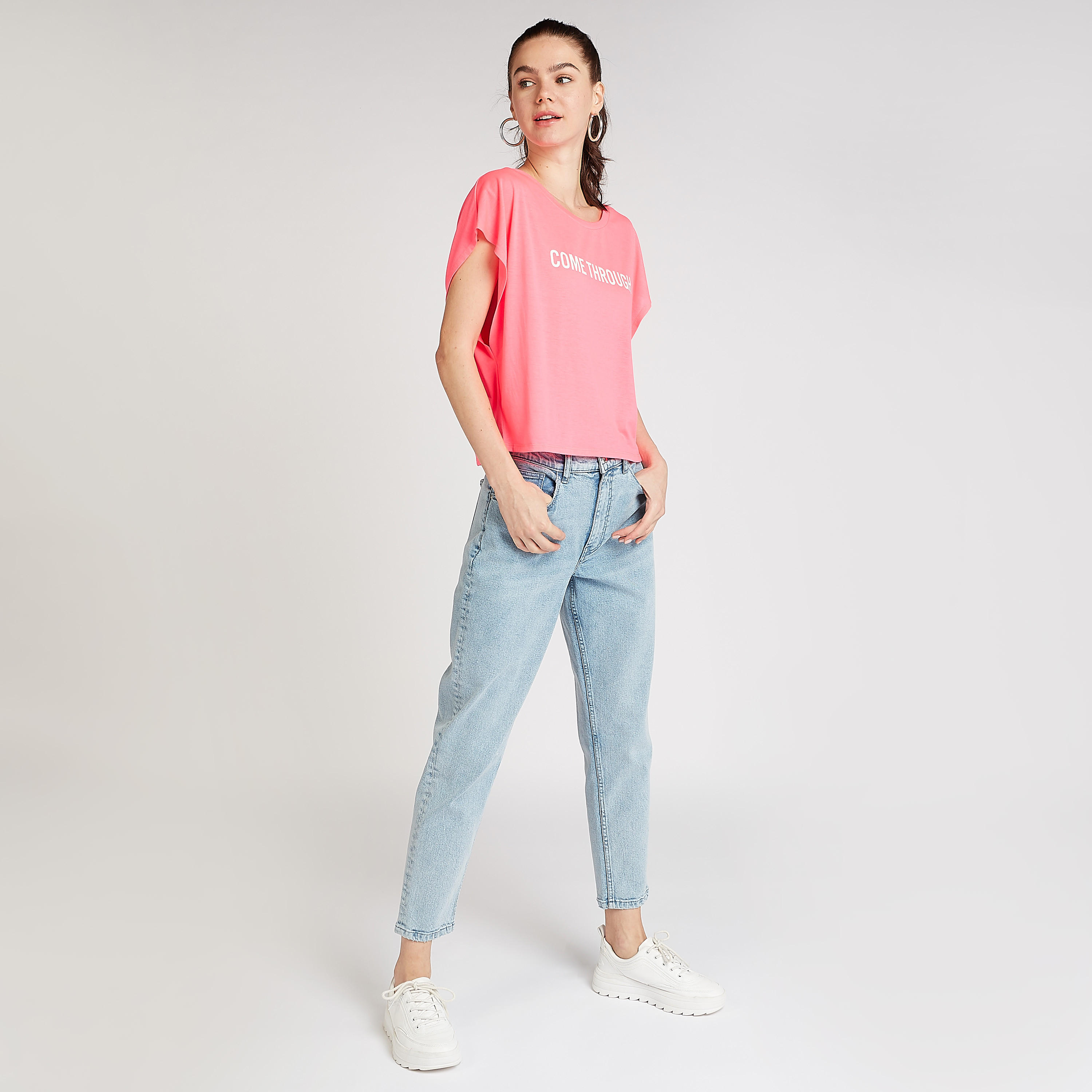 بلوزة قصيرة بياقة مستديرة وأكمام متصّلة وطبعات تيبوجرافيك-women-clothing-tshirts-image-2