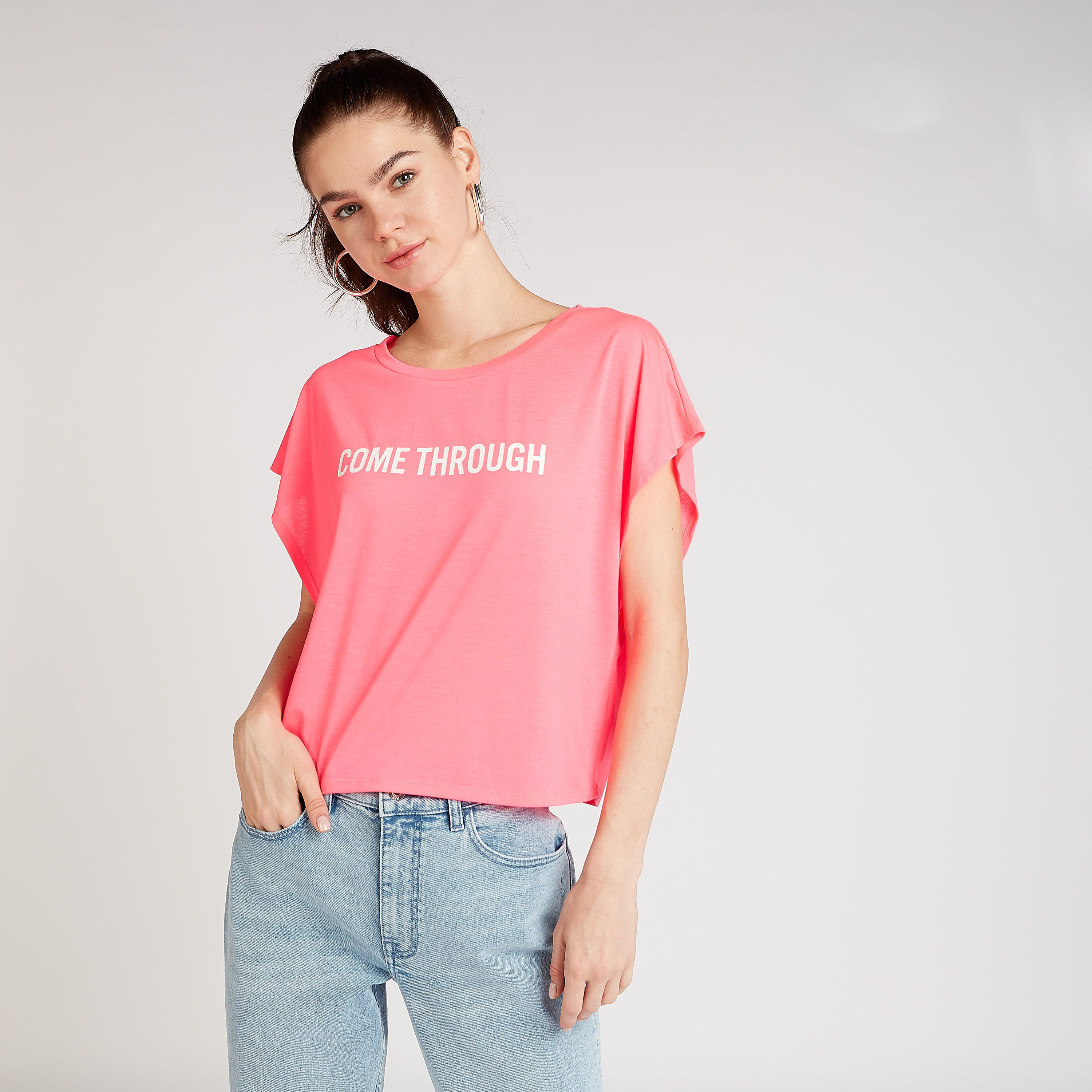 بلوزة قصيرة بياقة مستديرة وأكمام متصّلة وطبعات تيبوجرافيك-women-clothing-tshirts-image-3