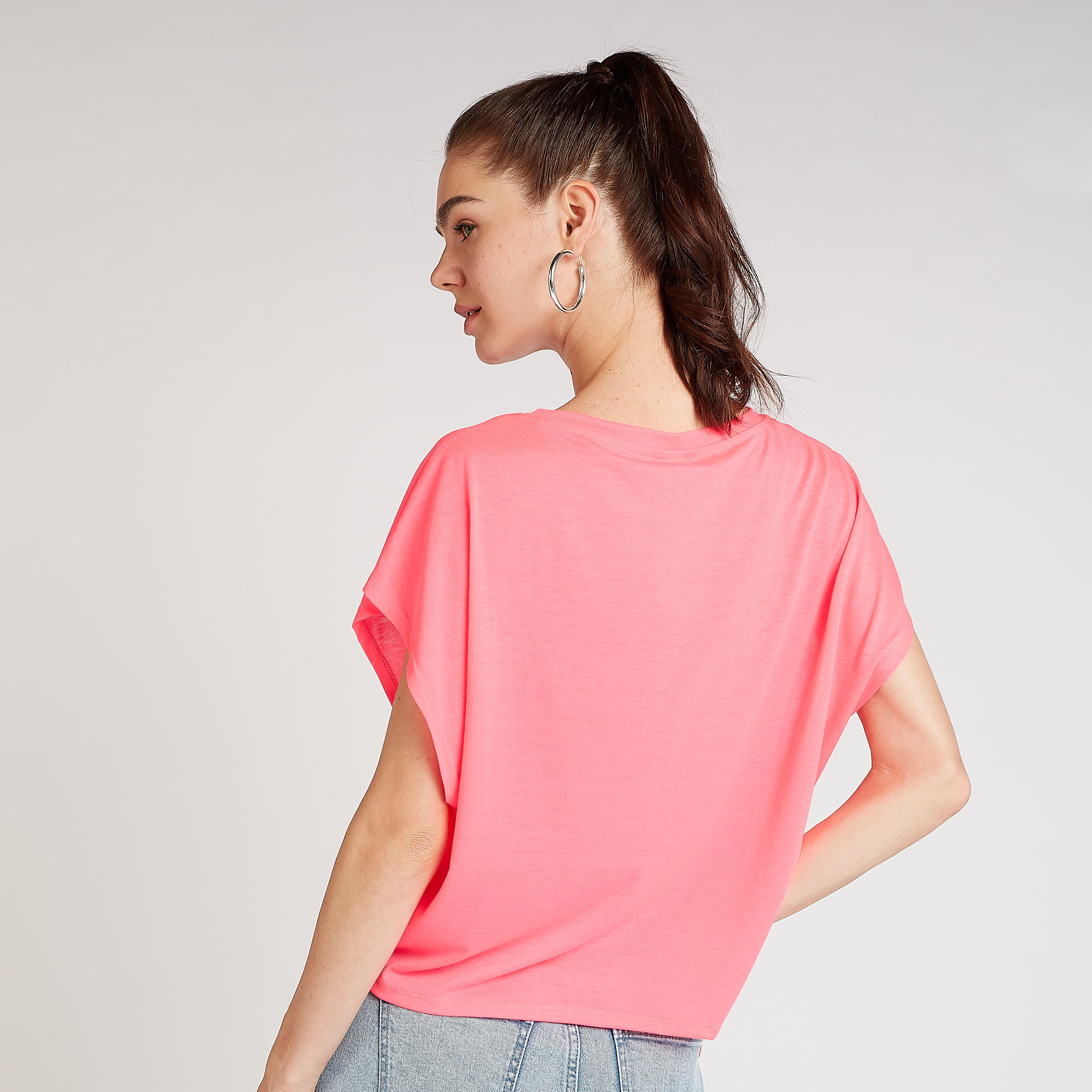 بلوزة قصيرة بياقة مستديرة وأكمام متصّلة وطبعات تيبوجرافيك-women-clothing-tshirts-image-4