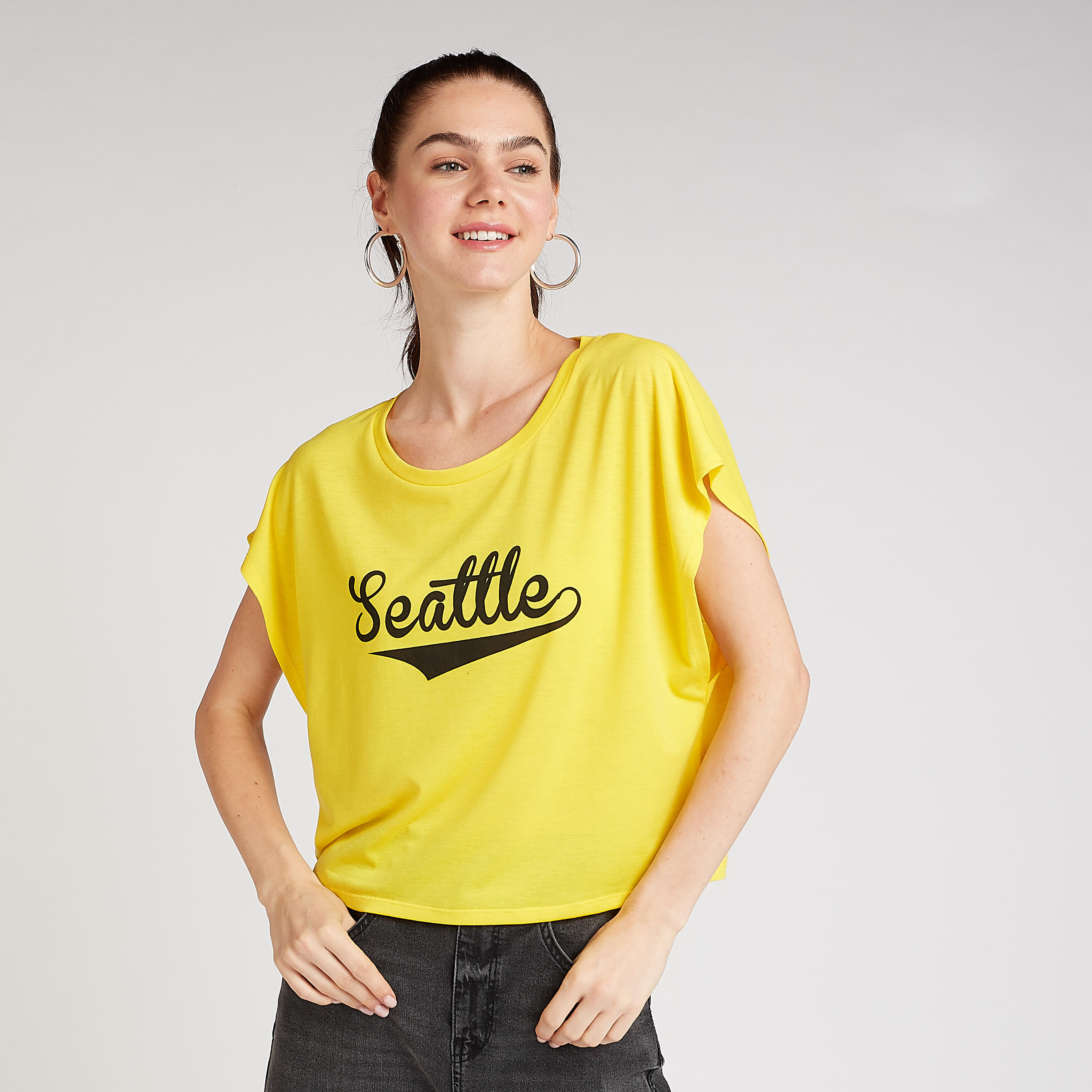 بلوزة قصيرة بياقة مستديرة وأكمام متصّلة وطبعات تيبوجرافيك-women-clothing-tshirts-image-1