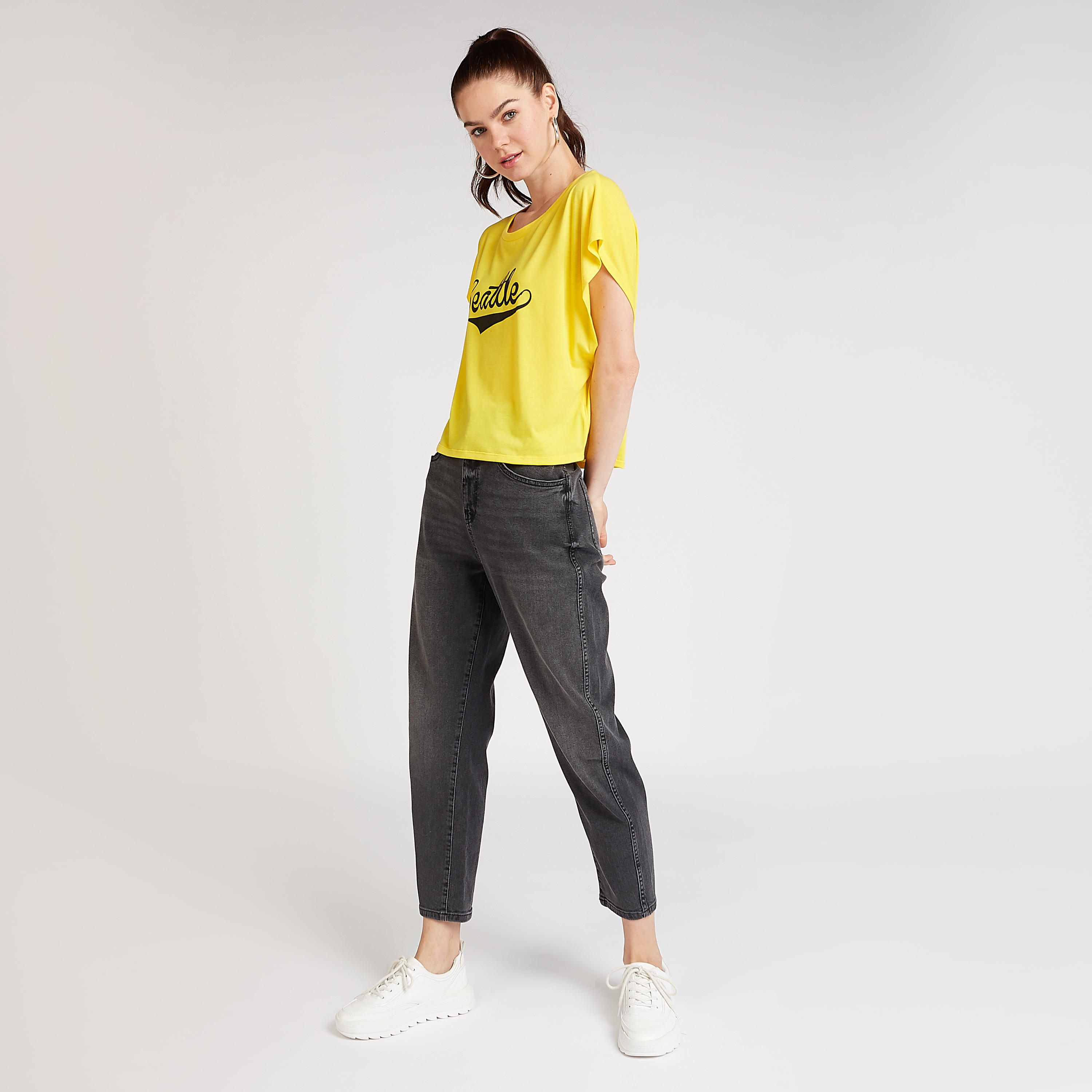 بلوزة قصيرة بياقة مستديرة وأكمام متصّلة وطبعات تيبوجرافيك-women-clothing-tshirts-image-2
