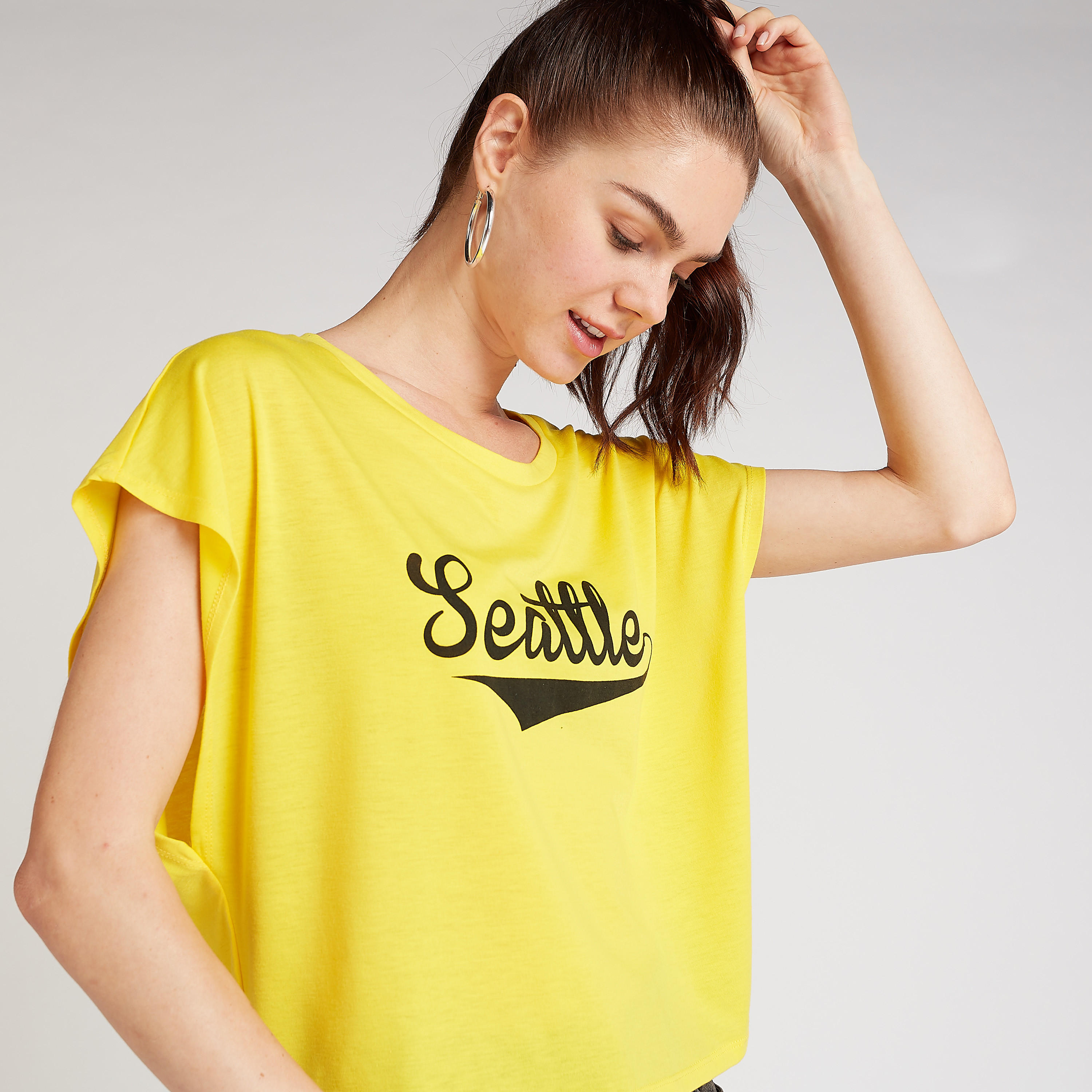 بلوزة قصيرة بياقة مستديرة وأكمام متصّلة وطبعات تيبوجرافيك-women-clothing-tshirts-image-3