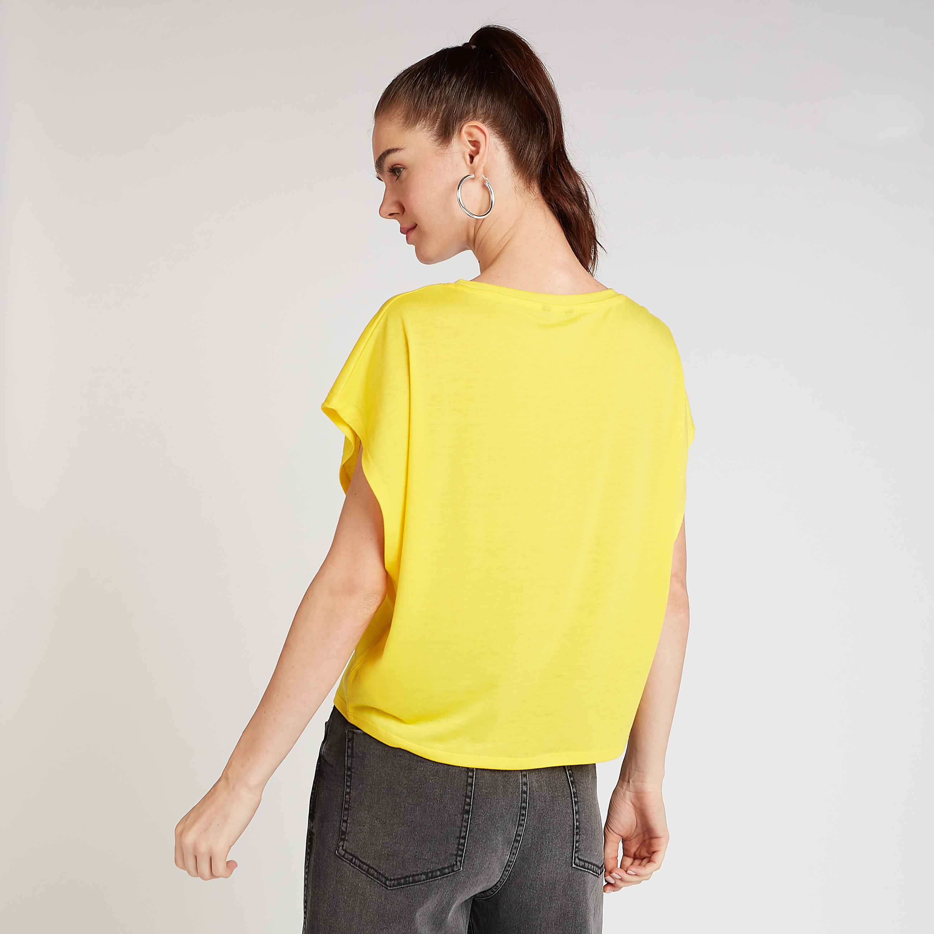بلوزة قصيرة بياقة مستديرة وأكمام متصّلة وطبعات تيبوجرافيك-women-clothing-tshirts-image-4