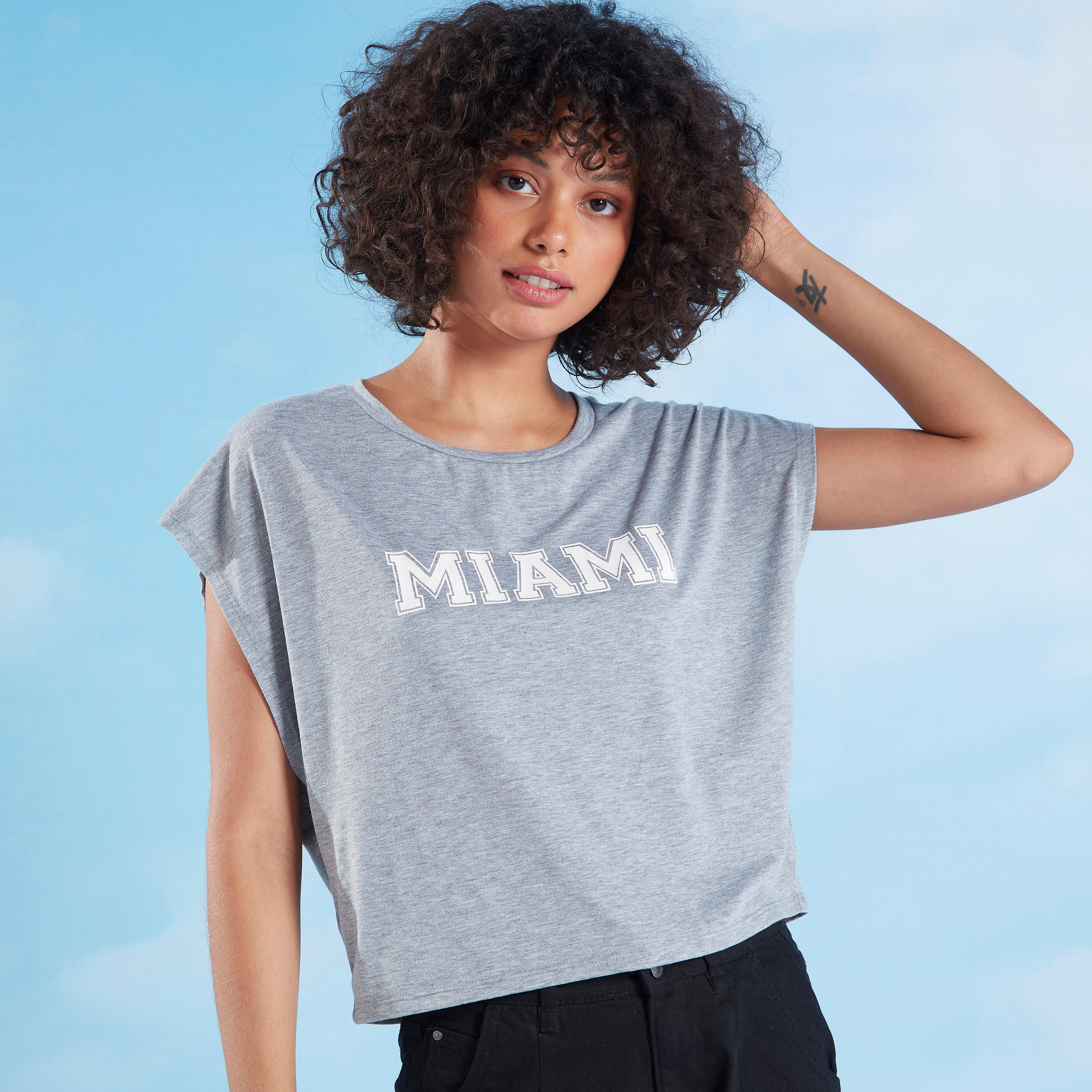 بلوزة قصيرة بياقة مستديرة وأكمام متصّلة وطبعات تيبوجرافيك-women-clothing-tshirts-image-1