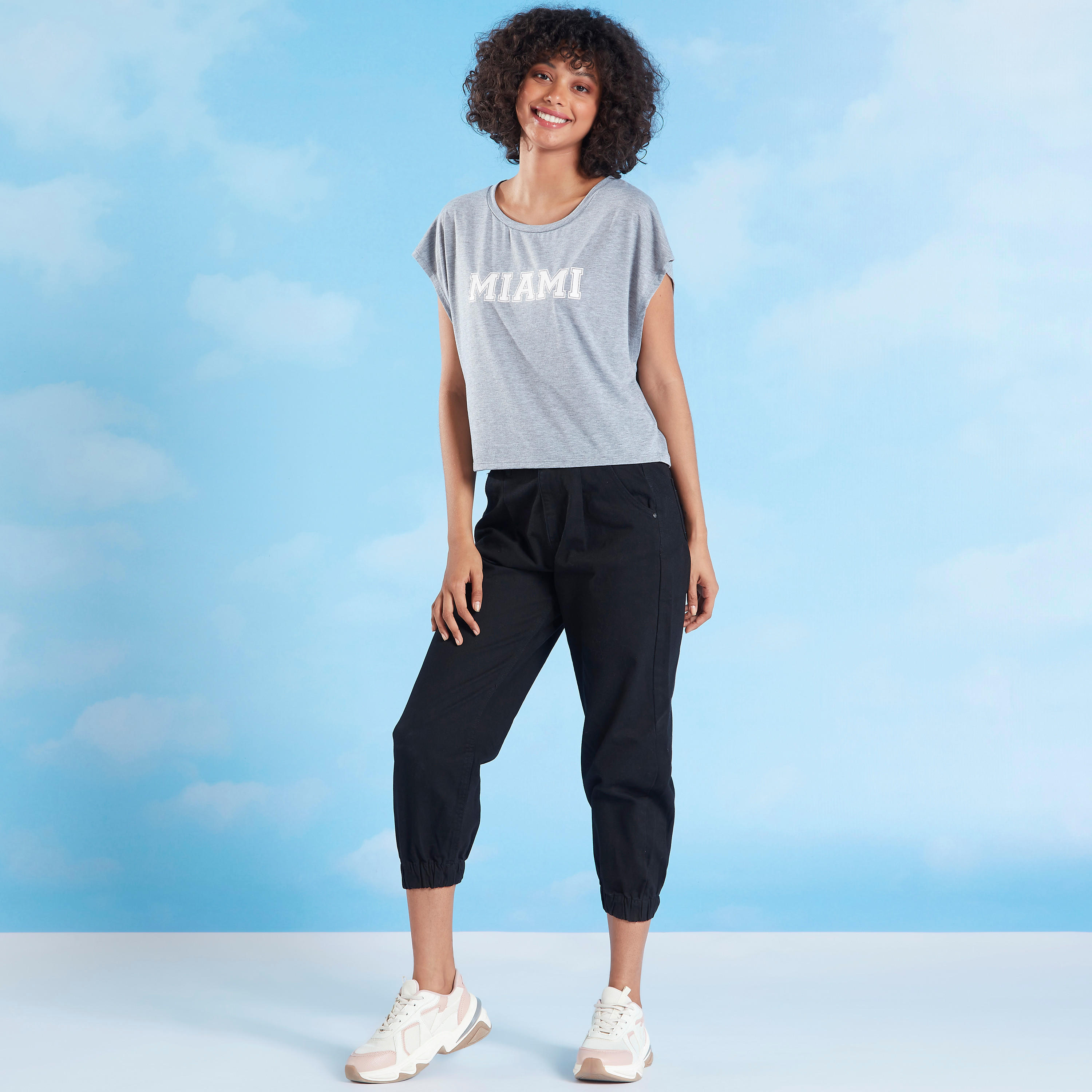 بلوزة قصيرة بياقة مستديرة وأكمام متصّلة وطبعات تيبوجرافيك-women-clothing-tshirts-image-2