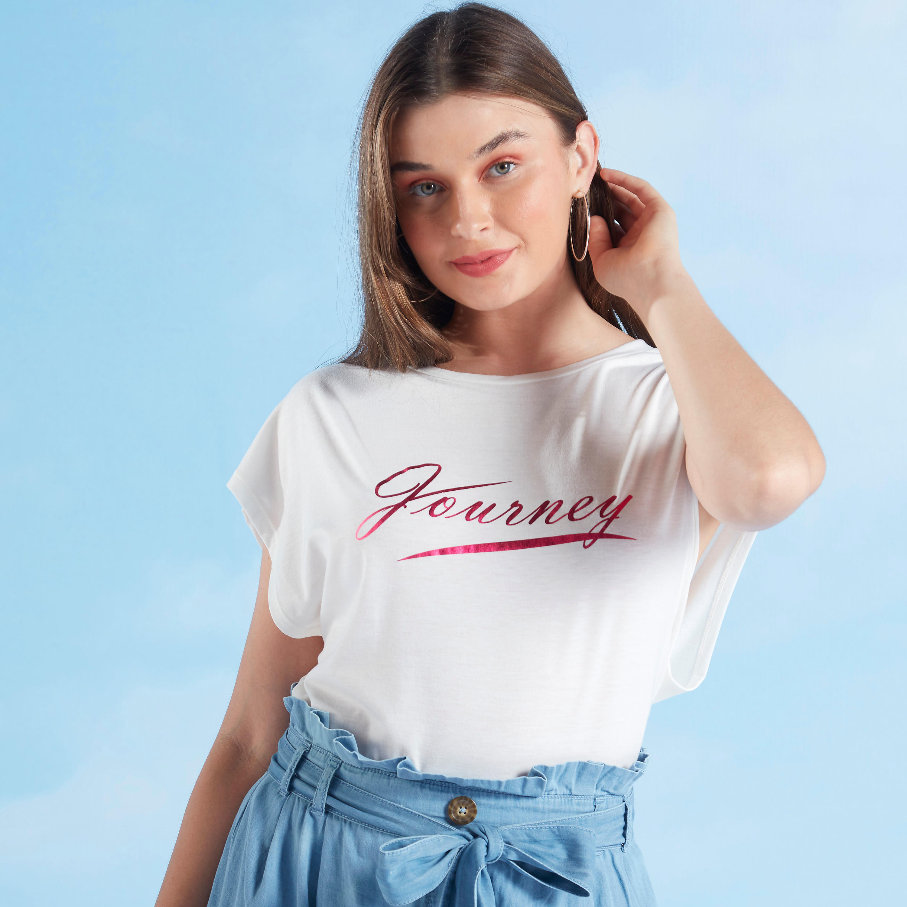 تيشيرت بياقة مستديرة وأكمام ممتدة وطبعات تيبوجرافيك-women-clothing-tshirts-image-4