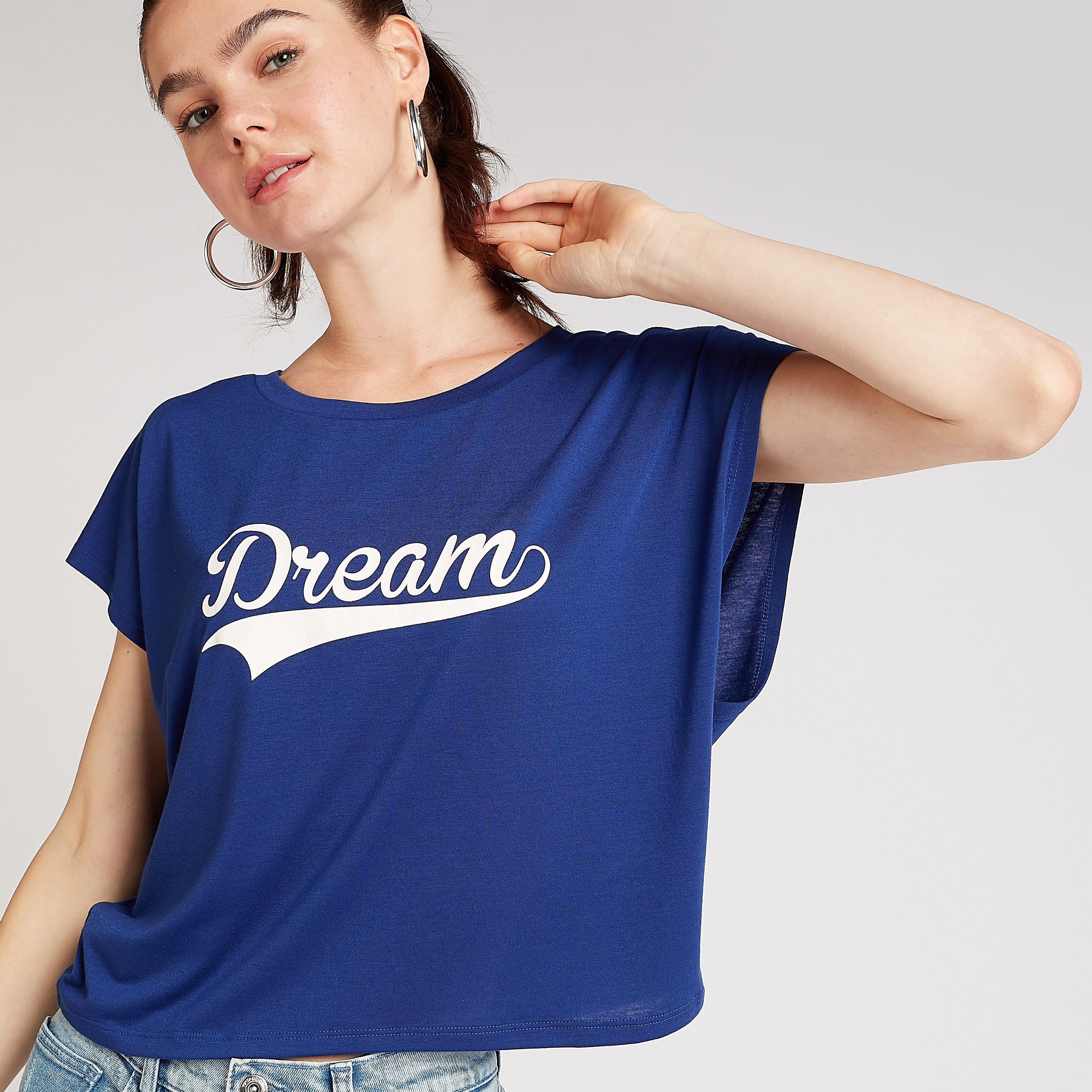 بلوزة قصيرة بياقة مستديرة وأكمام متصّلة وطبعات تيبوجرافيك-women-clothing-tshirts-image-3