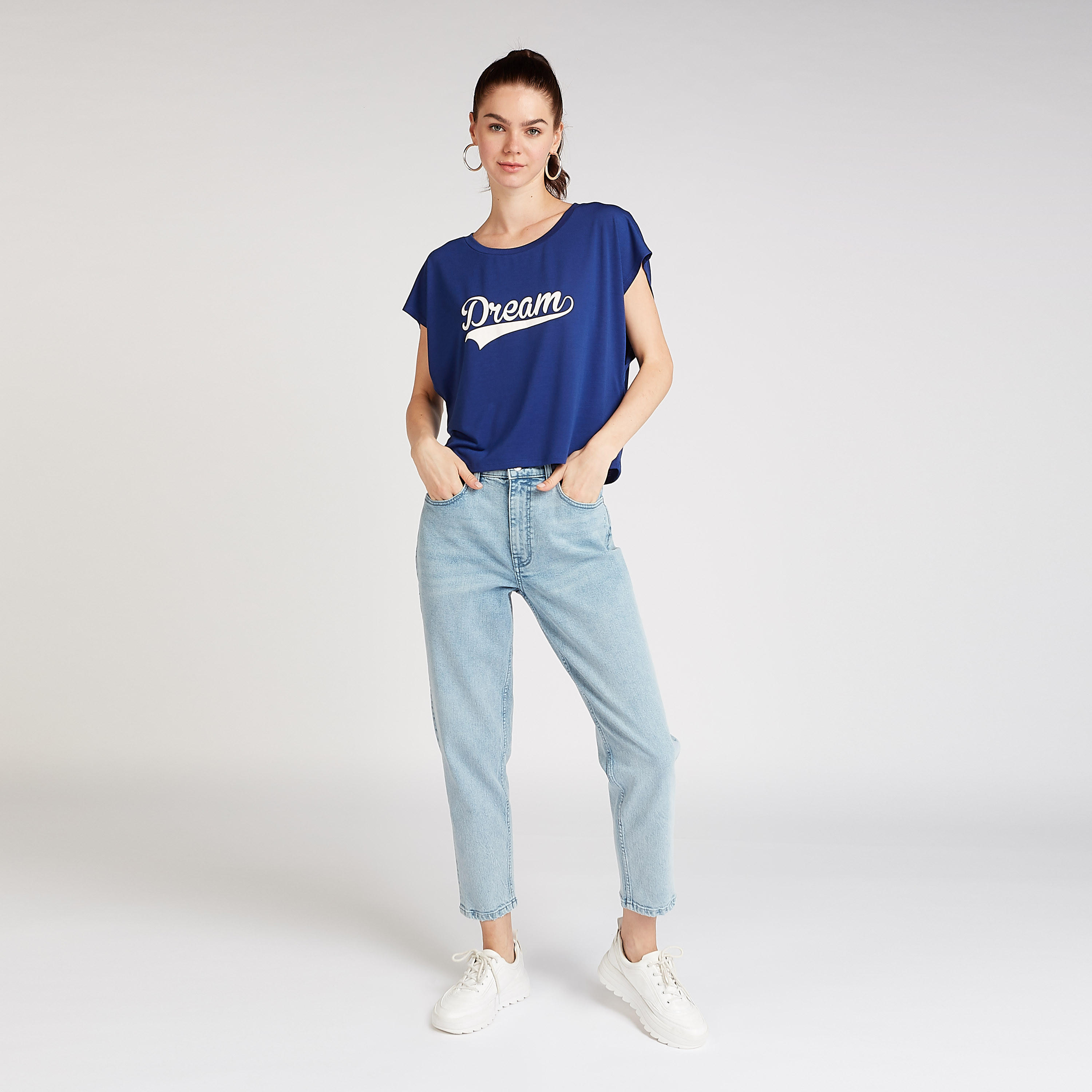 بلوزة قصيرة بياقة مستديرة وأكمام متصّلة وطبعات تيبوجرافيك-women-clothing-tshirts-image-2