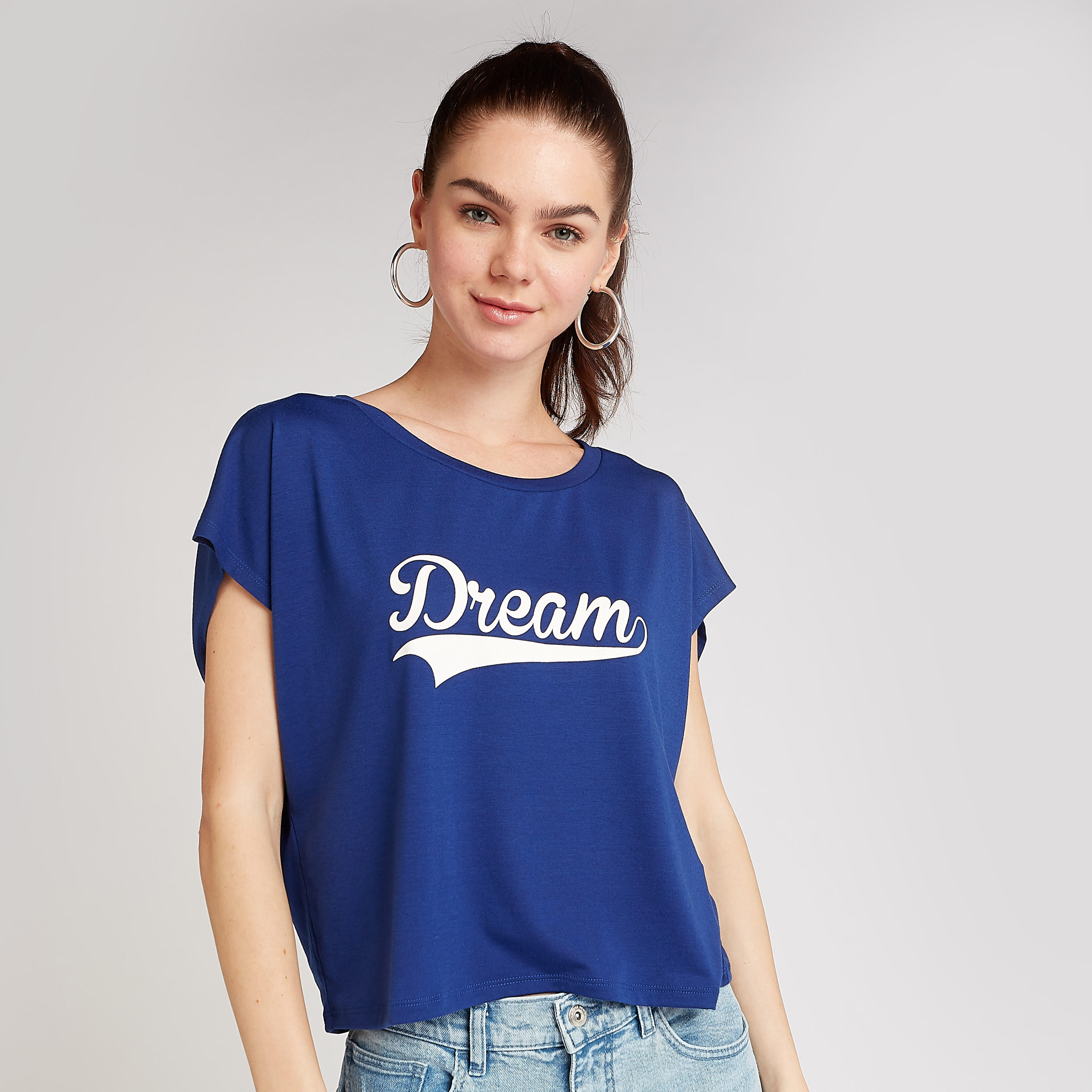 بلوزة قصيرة بياقة مستديرة وأكمام متصّلة وطبعات تيبوجرافيك-women-clothing-tshirts-image-1