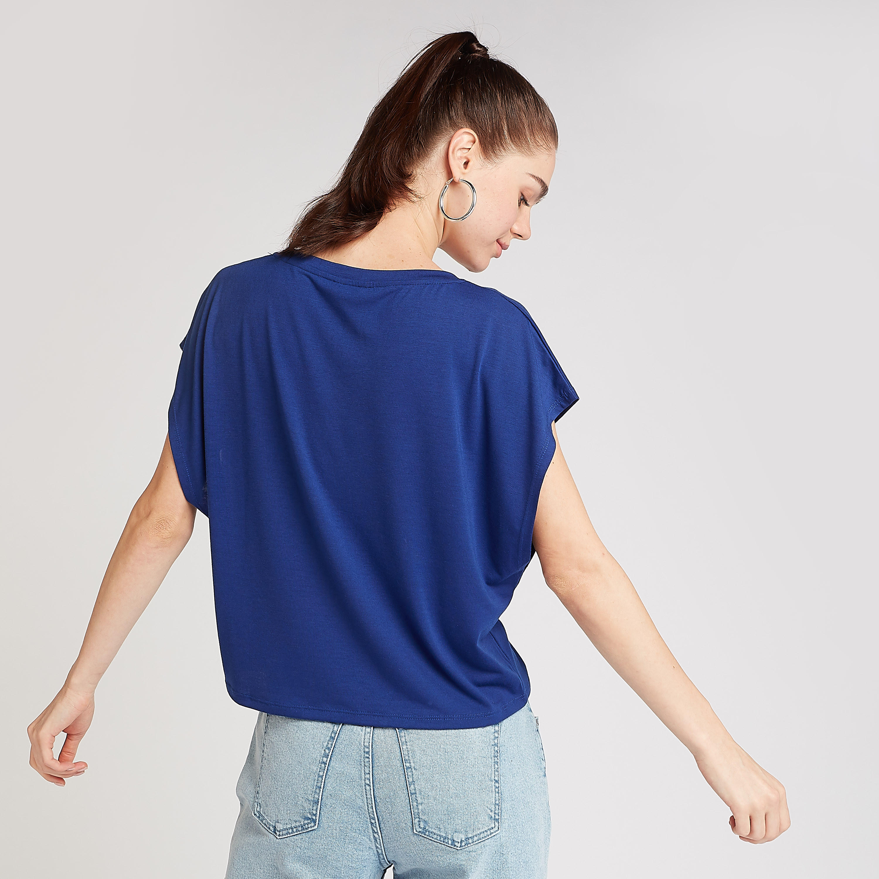 بلوزة قصيرة بياقة مستديرة وأكمام متصّلة وطبعات تيبوجرافيك-women-clothing-tshirts-image-4