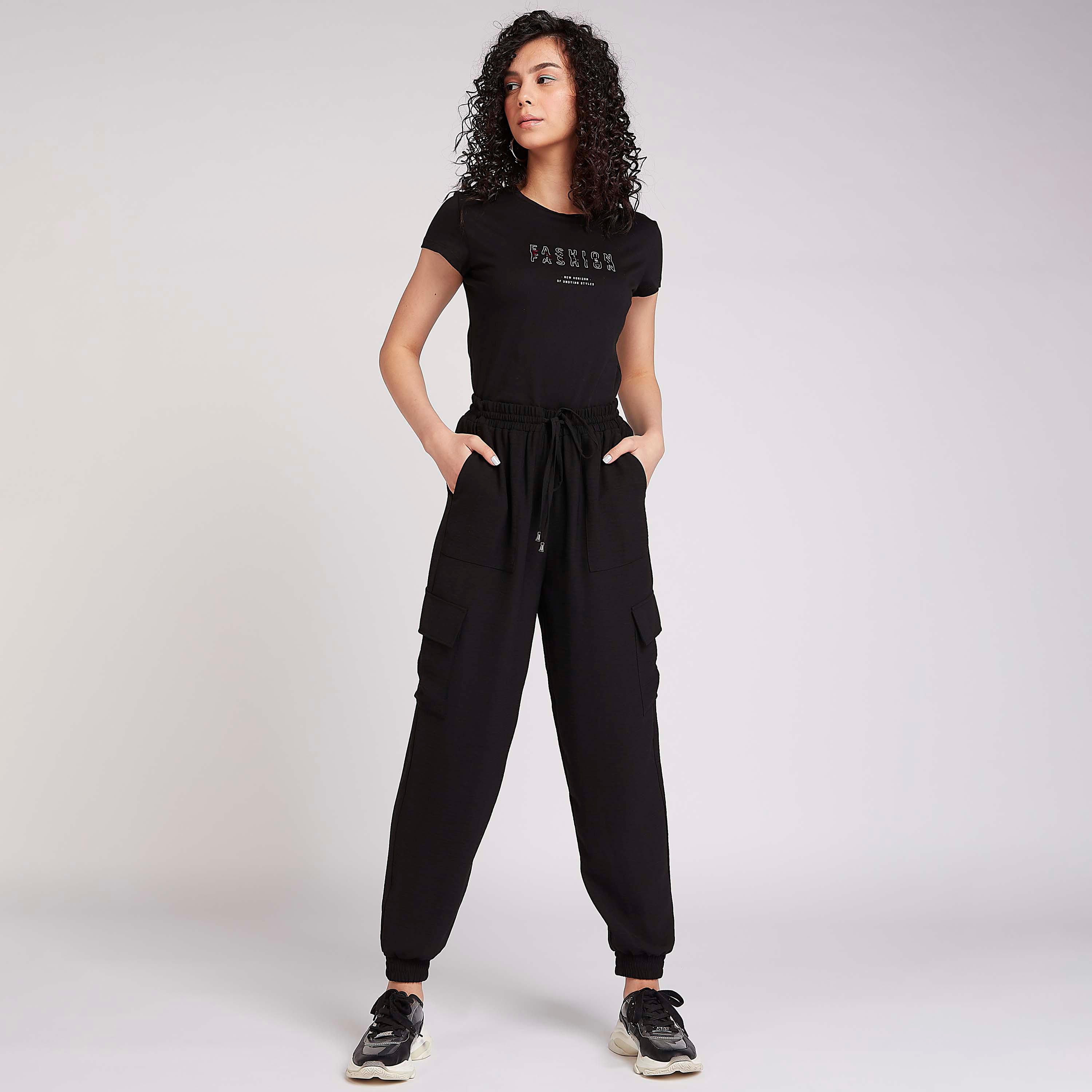 بنطلون رياضي سادة بأطراف مطاطية وخصر متوسط الارتفاع وجيوب وأربطة-women-clothing-bottoms-joggers-image-2