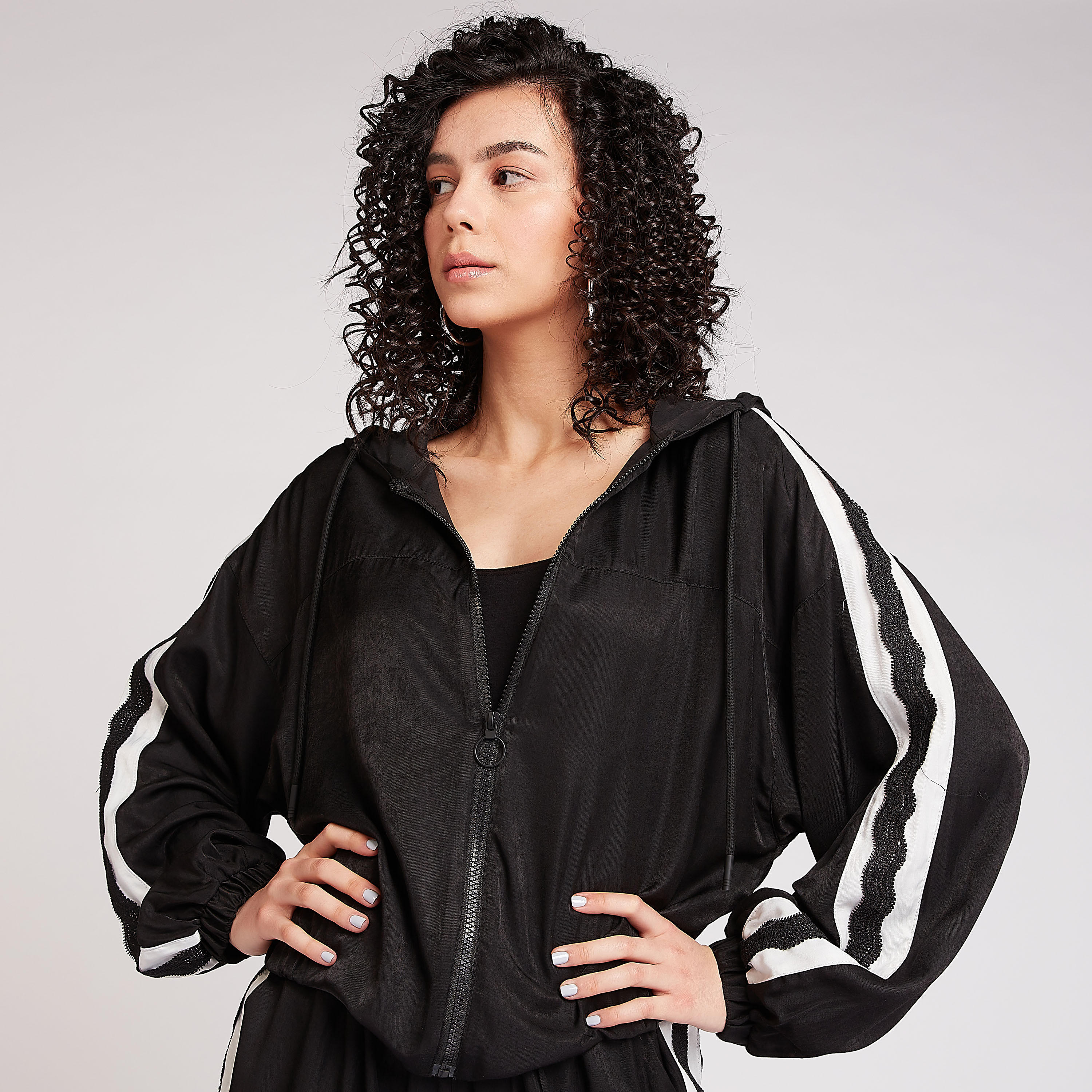 جاكيت خفيف مزيّن بأكمام كاملة وسحّاب إغلاق-women-winterwear-coatsandjackets-jackets-image-1