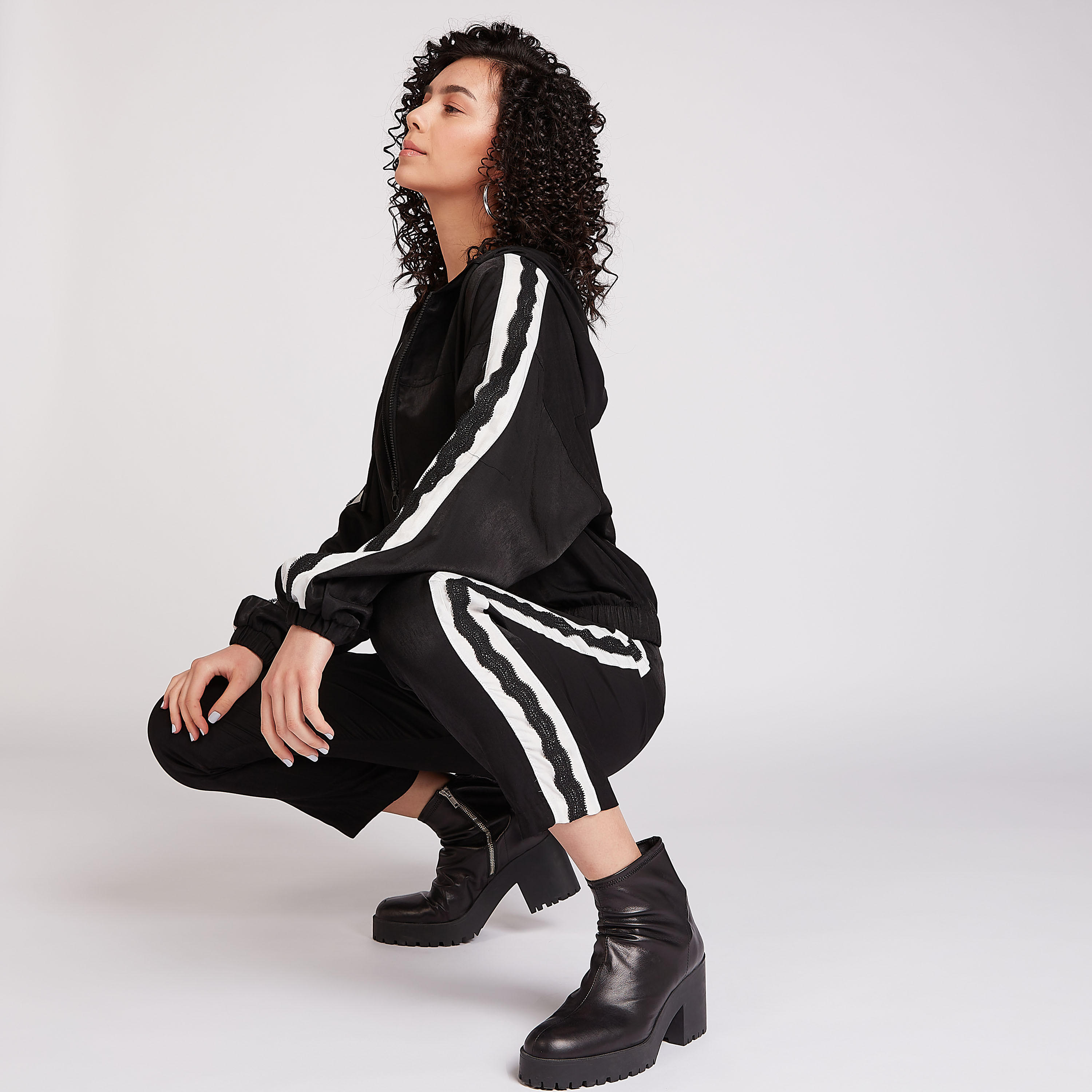 جاكيت خفيف مزيّن بأكمام كاملة وسحّاب إغلاق-women-winterwear-coatsandjackets-jackets-image-2