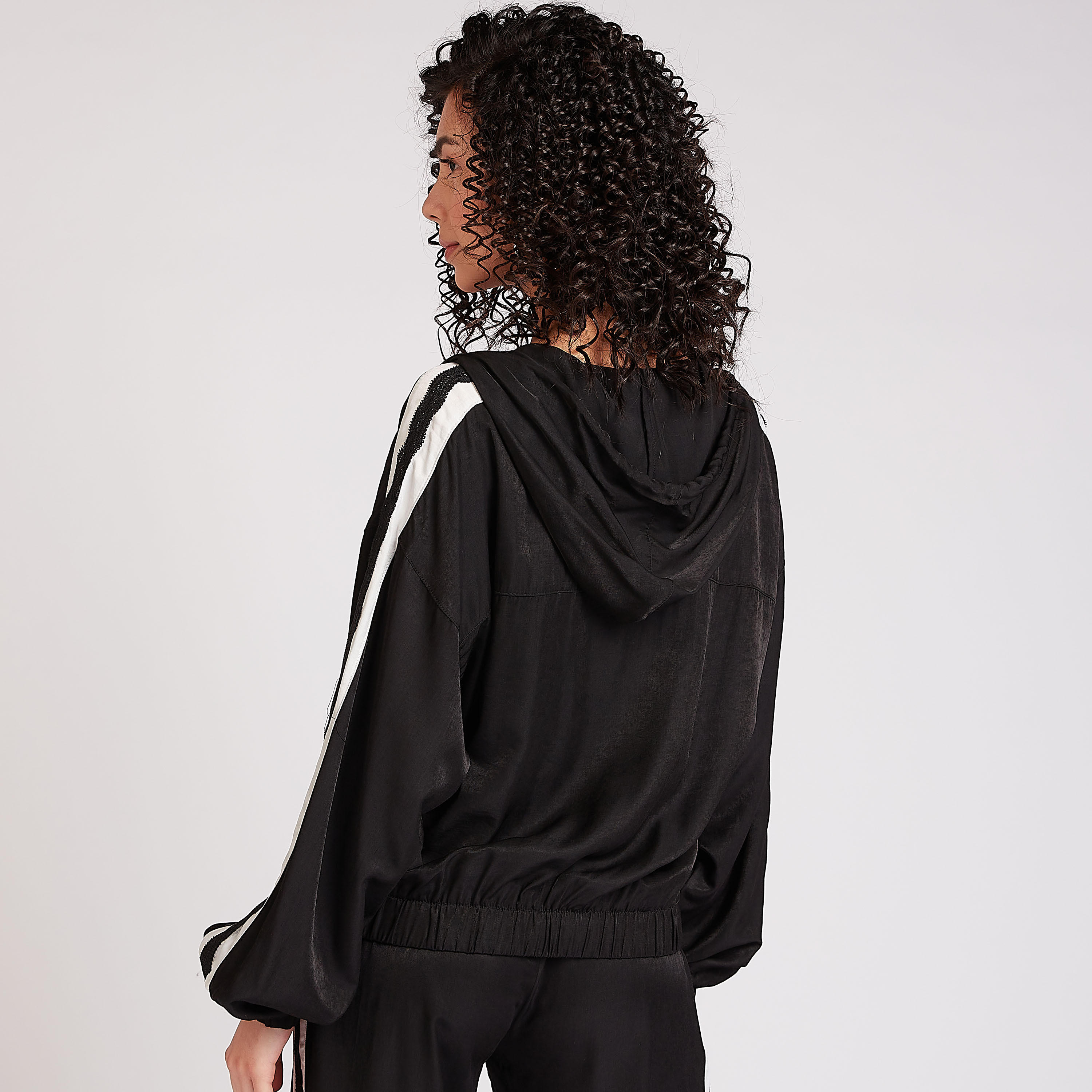 جاكيت خفيف مزيّن بأكمام كاملة وسحّاب إغلاق-women-winterwear-coatsandjackets-jackets-image-4