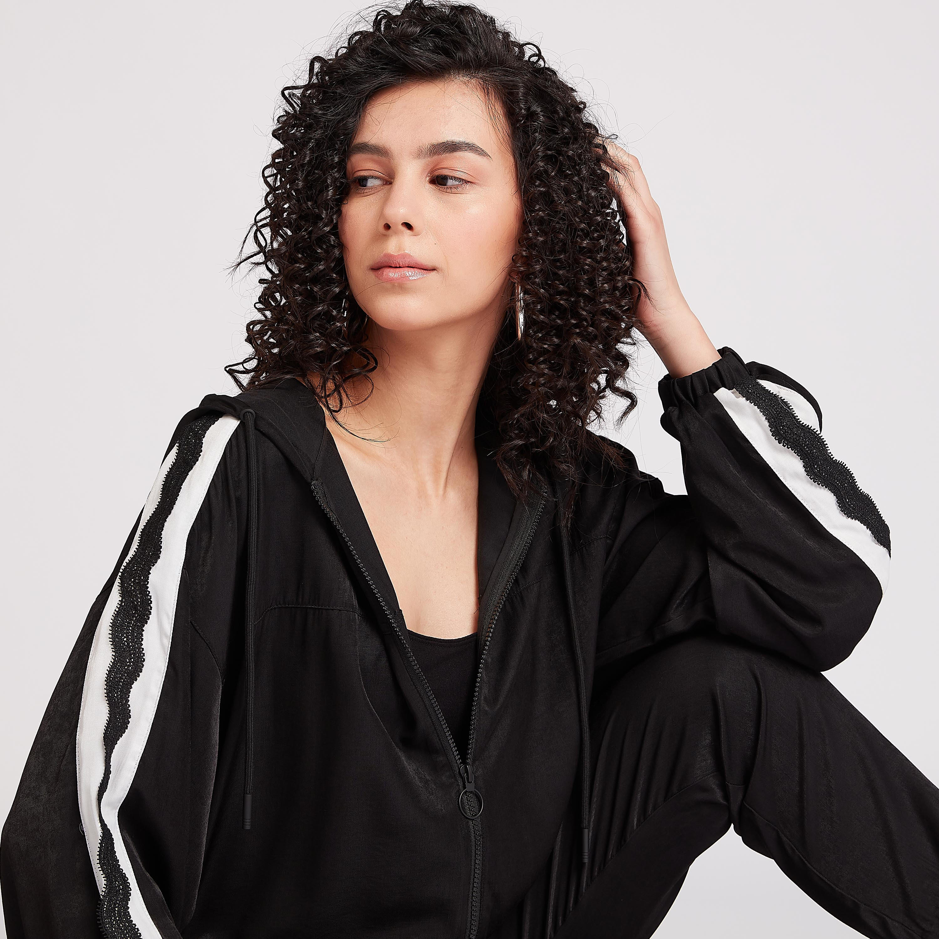 جاكيت خفيف مزيّن بأكمام كاملة وسحّاب إغلاق-women-winterwear-coatsandjackets-jackets-image-5