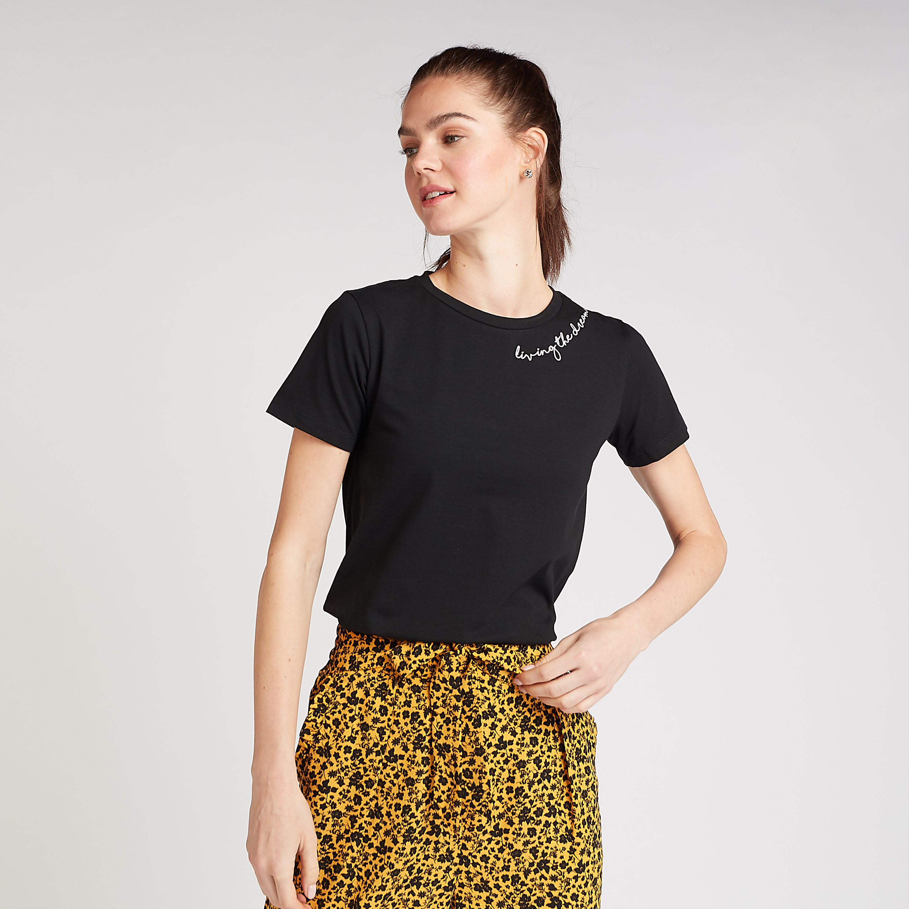 تيشيرت مستدام بياقة ضيّقة وأكمام قصيرة وطبعات-women-clothing-tshirts-image-1