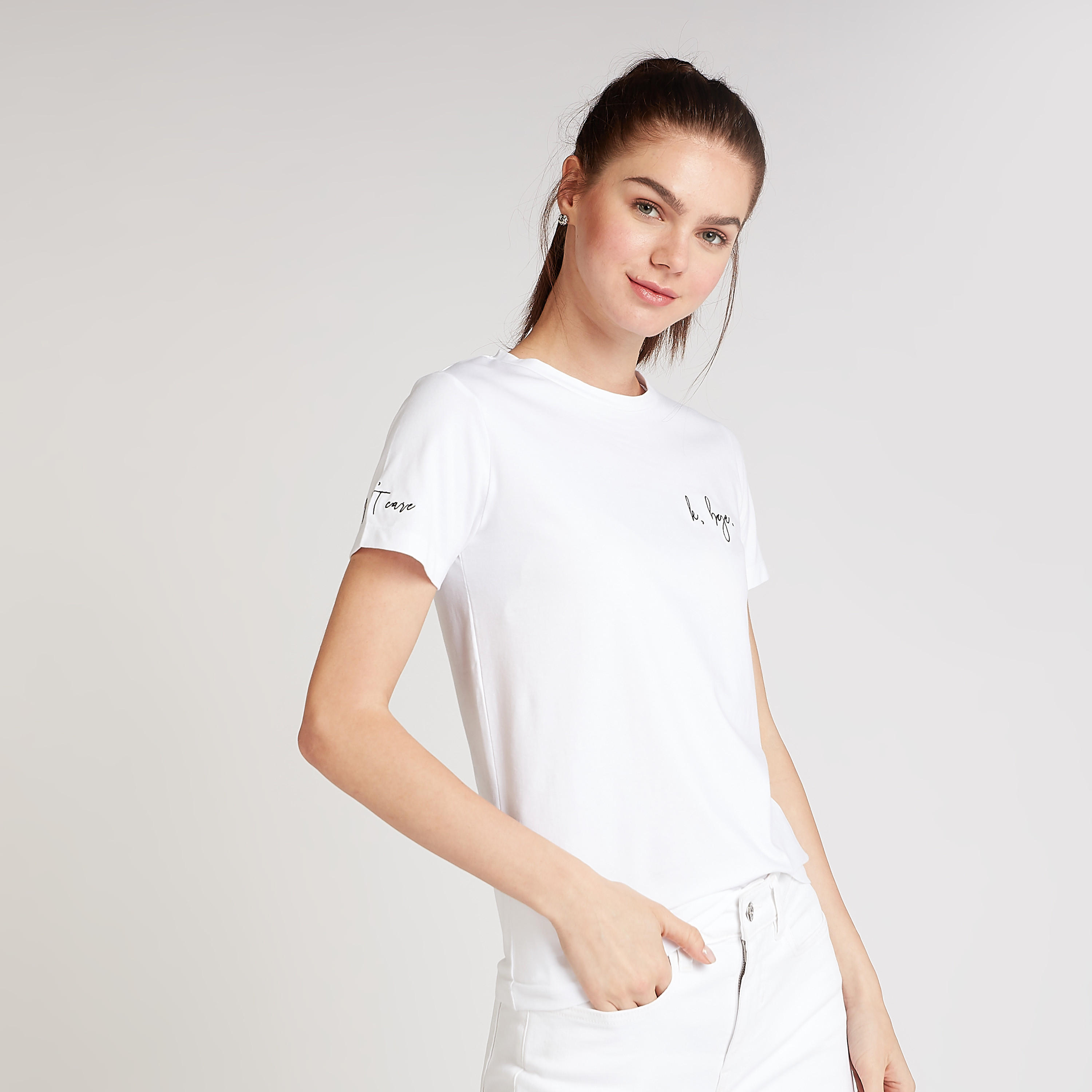 تيشيرت مستدام بياقة ضيّقة وأكمام قصيرة وطبعات-women-clothing-tshirts-image-1