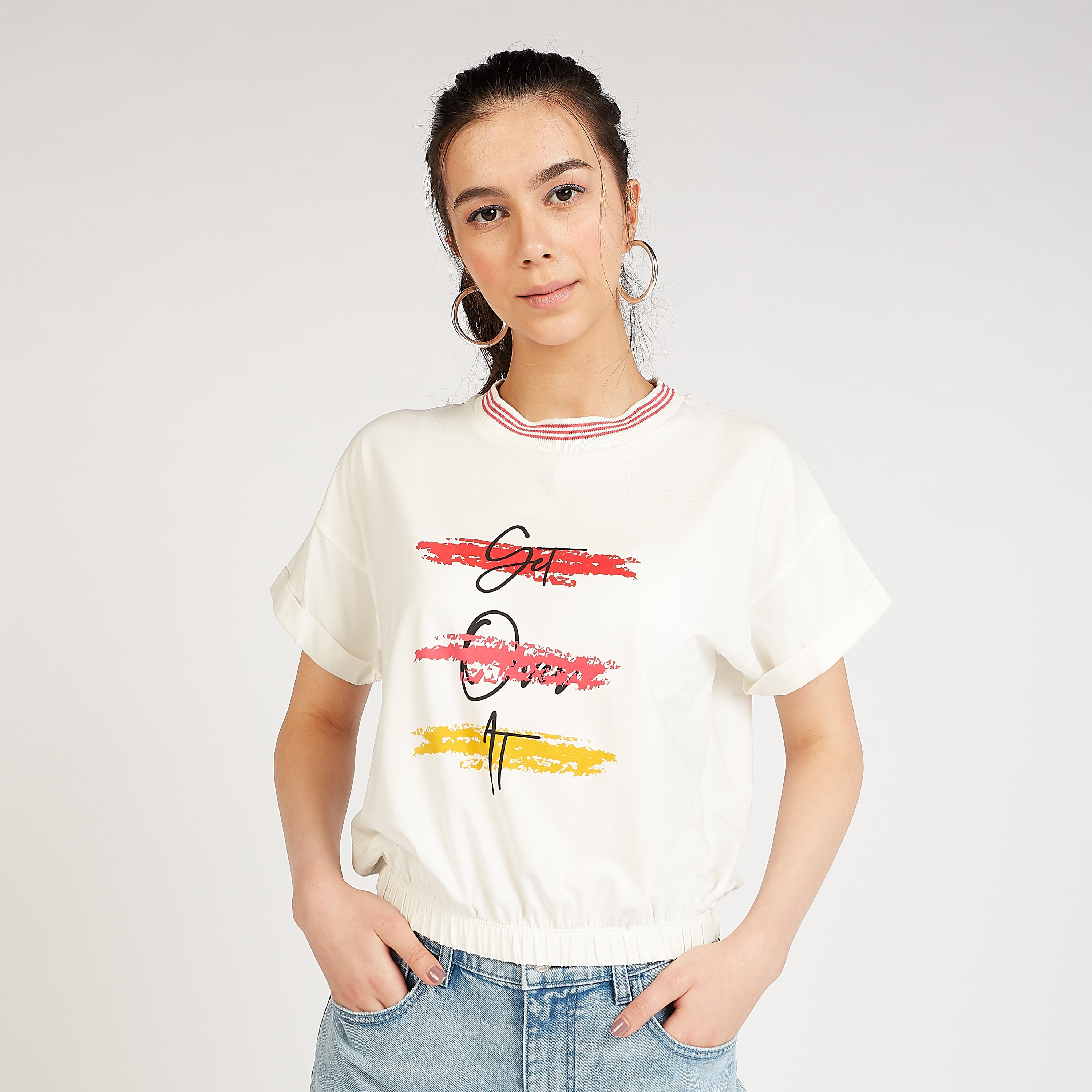 تيشيرت مستدام بياقة ضيّقة وطبعات تايبوجرافيكية-women-clothing-tshirts-image-4