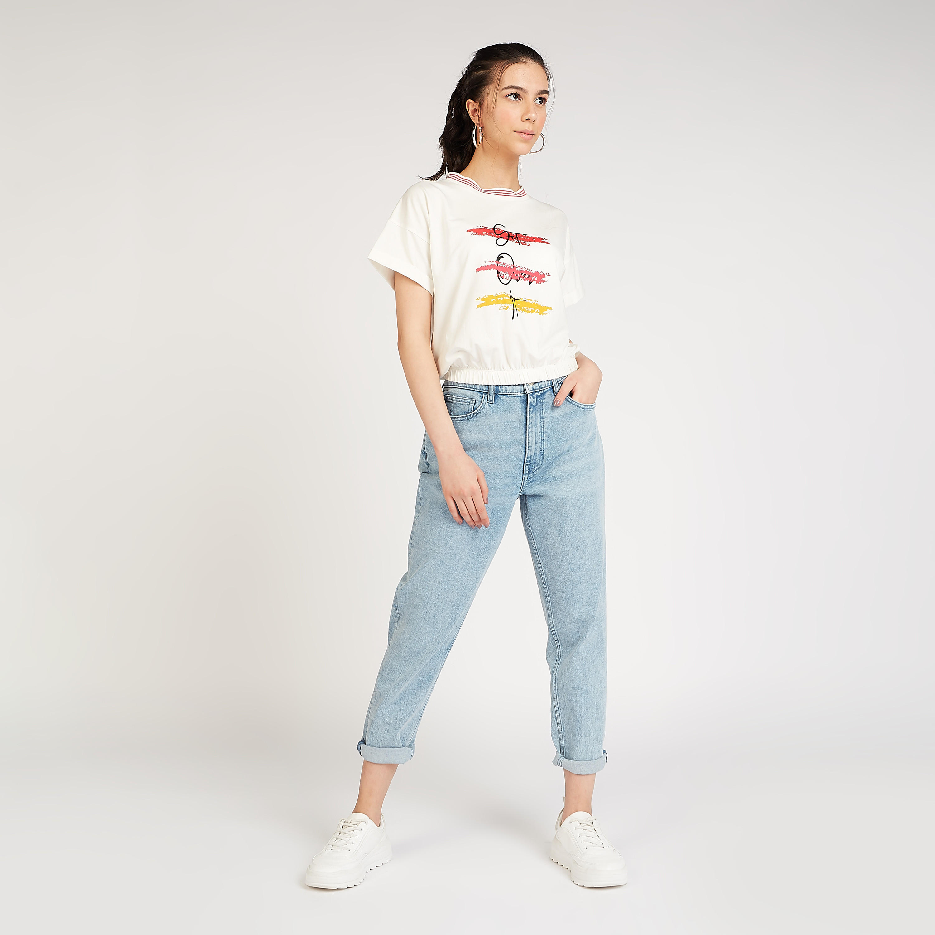 تيشيرت مستدام بياقة ضيّقة وطبعات تايبوجرافيكية-women-clothing-tshirts-image-3