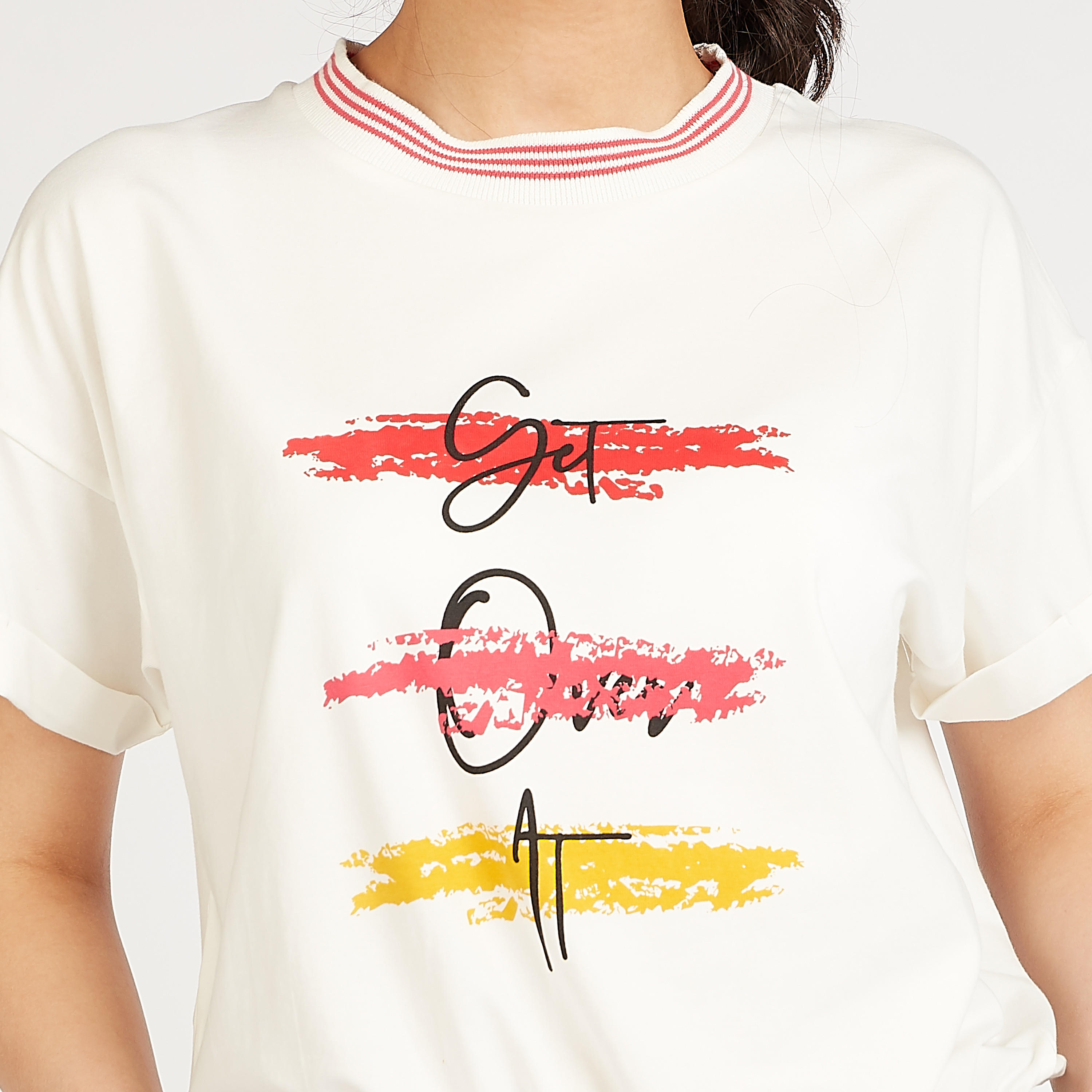 تيشيرت مستدام بياقة ضيّقة وطبعات تايبوجرافيكية-women-clothing-tshirts-image-2