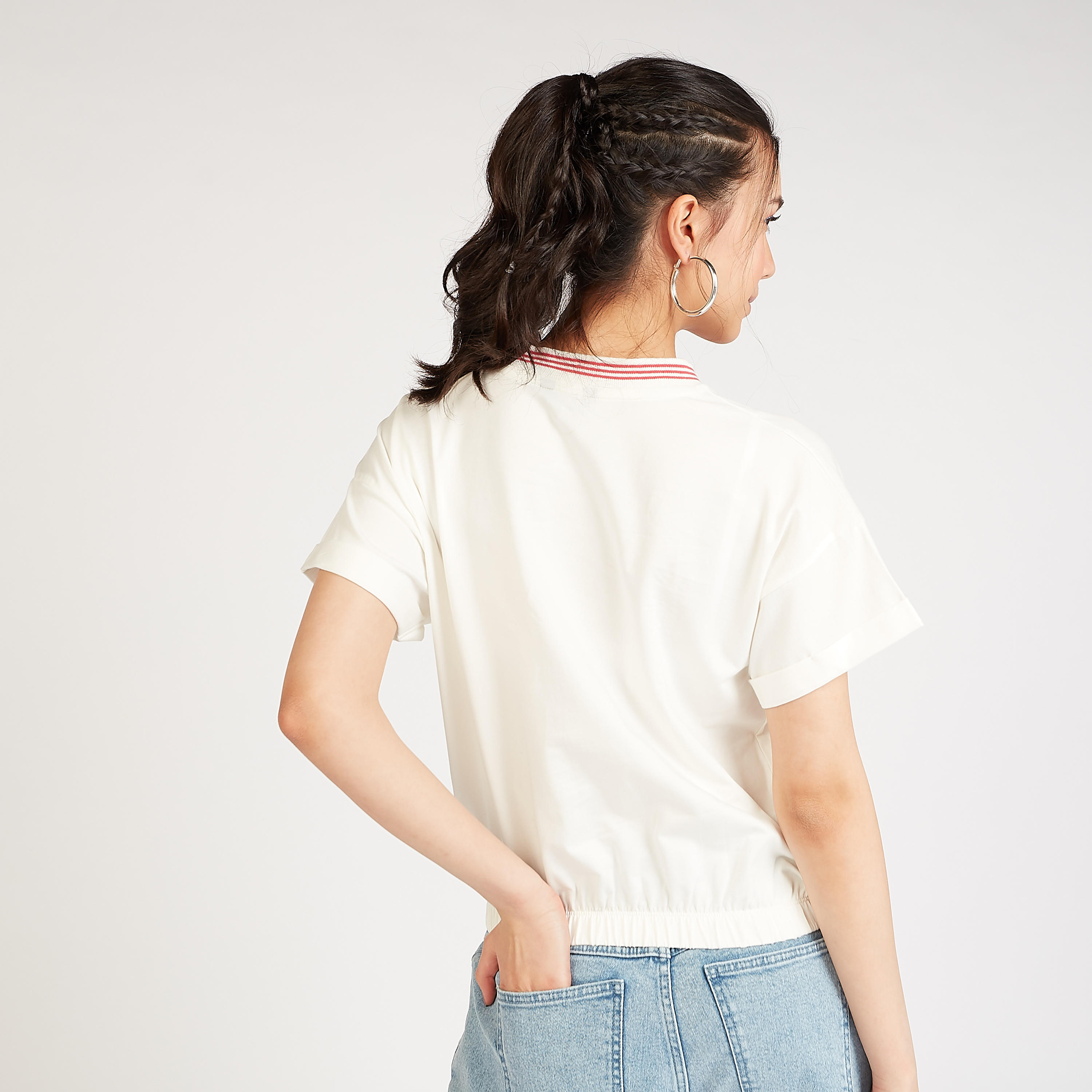 تيشيرت مستدام بياقة ضيّقة وطبعات تايبوجرافيكية-women-clothing-tshirts-image-1