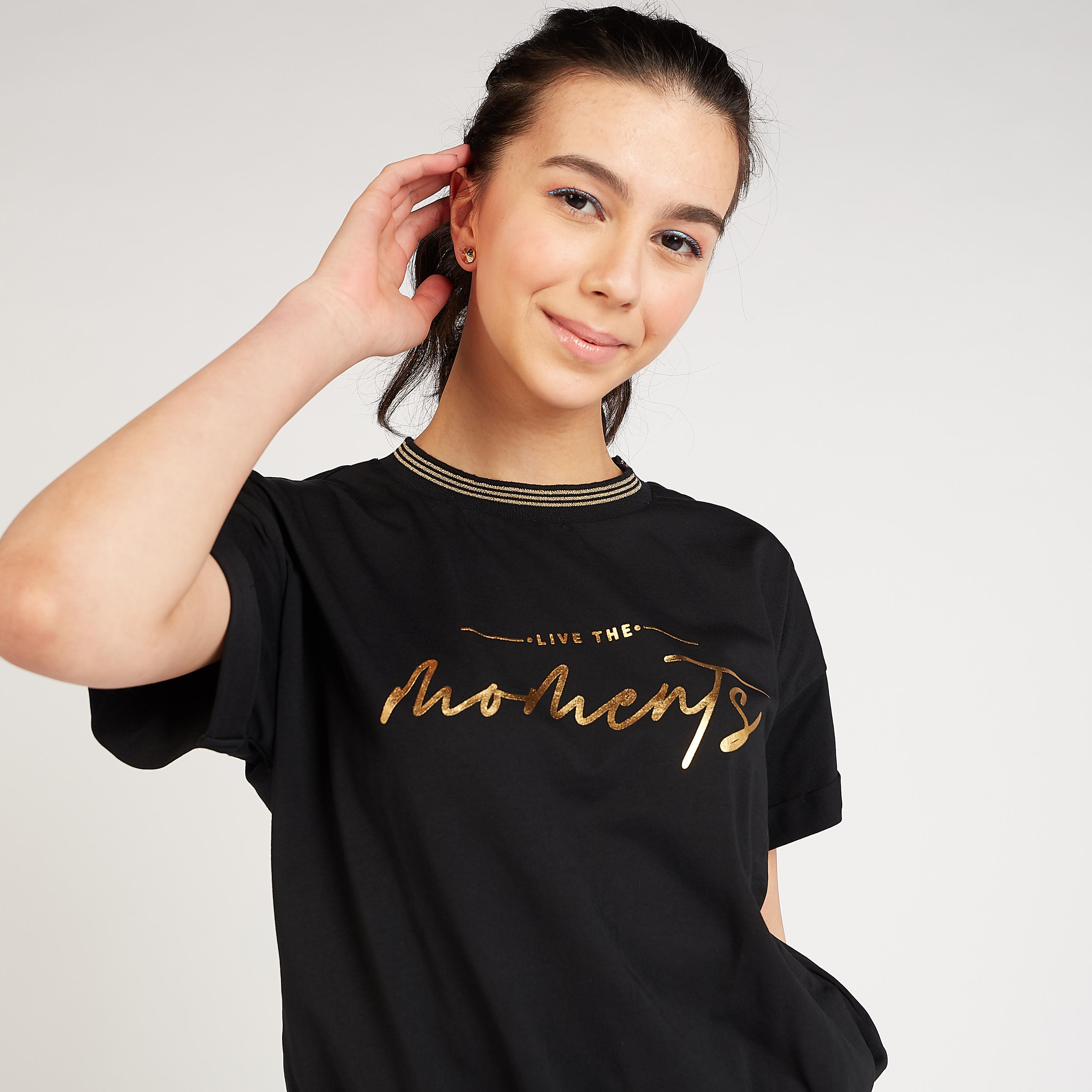 تيشيرت مستدام بياقة ضيّقة وطبعات تايبوجرافيكية-women-clothing-tshirts-image-4