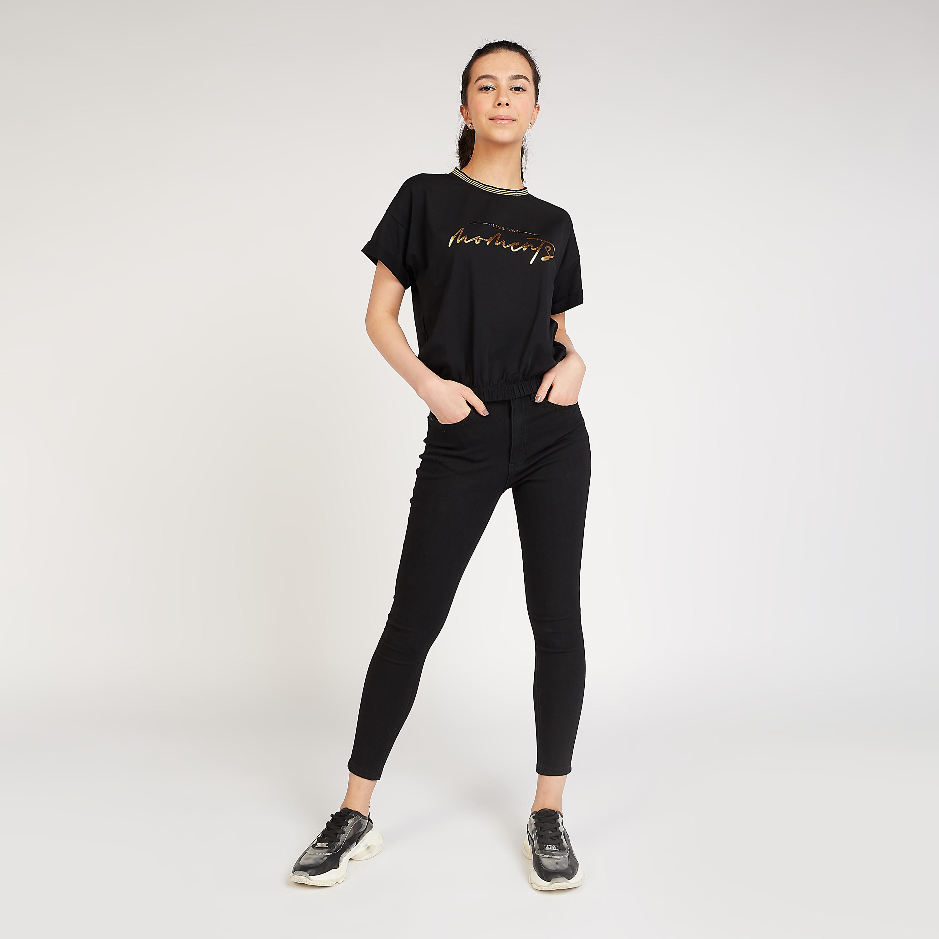 تيشيرت مستدام بياقة ضيّقة وطبعات تايبوجرافيكية-women-clothing-tshirts-image-3